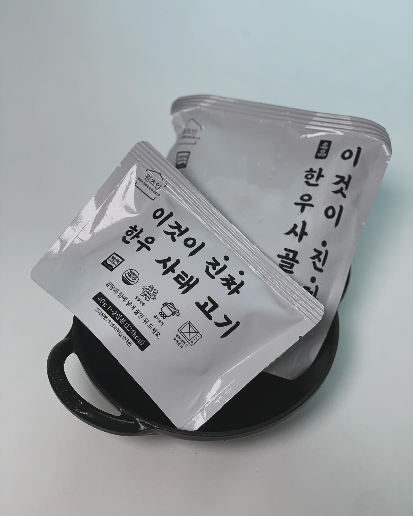 #체험단 #협찬 
독박으로 쪼꼬미 육아를 하고 있다보면 
아침, 점심 끼니 챙겨 먹기 어려운 초보맘에게 
초스피드 뚝딱 차려 먹을 수 있는 반가운 선물이 왔어요.
바로 원츠인 한우사골곰탕 인데요👏🏻
⠀
모유수유를 하는 동안에는 
특히 국물류를 잘 챙겨먹어야 하는데 
현실은 쉽지 않죠😭
아기가 의사 소통 할 수 있는 거라곤 우는 것 뿐인데 
루비는 원더윅스 기간이다보니 계속 안아라~ 보채서 
편하게 앉아 먹을 시간이 없더라구요ㅠㅠ
이럴 땐 스피드가 생명인데 냉동실에서 꺼내 끓여 먹기만 하면 되니 얼마나 간편한지 몰라요!! 게다가 맛도 좋아🤍
⠀
한우사골곰탕은 사골, 우족, 등뼈와 물만 넣어 
6시간씩 3번, 총 18시간 가마솥에서 푹 고아내고 
여러번 기름을 걸러내 진하고 깔끔한 국물맛을 자랑해요🤩
⠀
사골국물과 함께 두툼한 고기도 함께 묶여오는데 
축산물 이력제 개체번호가 적혀있는 
무항생제 인증 한우 1++ 고기라 안심하고 
온가족이 먹을 수 있어요😘
⠀
그냥 끓여 밥만 말아먹어도 맛있지만 
만두, 소면, 떡 넣어먹으면 얼마나 더 맛있게요? 
사골미역국, 사골무국, 사골황태국 해먹어도 맛있고~
넉넉하게 냉동실에 구비해 놓고 
영양만점 건강밥상 만들어 드셔보세요🐷
⠀
👉🏻 ”제니맘 jenny.mom_ 계정에서 
공동구매 6월 10일부터 13일까지 진행해요💕 “
저도 냉동실 비워놓고 넉넉하게 주문해야겠어요!!
⠀
#원츠인 #이것이진짜한우사골곰탕 #한우곰탕 #한우곰국