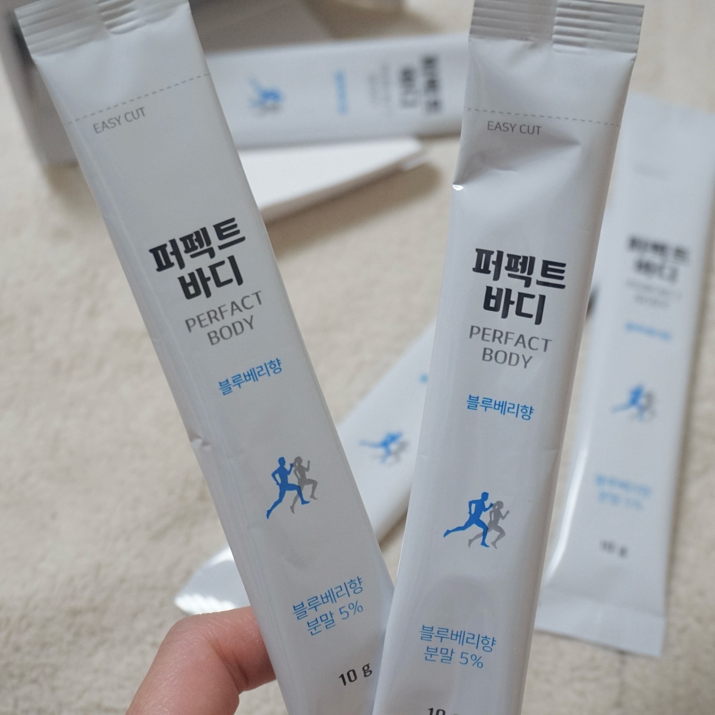 #협찬 수족냉증이 너무 심하고 안구의 피로도가 높아서 인지 눈도 건조해서 요즘 챙겨먹는 #퍼펙트바디

체내 염도를 조절해서 건강과 활력을 준다고하는데
염분은 너무 높아도 안되고 너무 낮아도 좋지 않다고..!

염분은 식사만으로 충분하지 않고
요즘은 저염식이나 다이어트를 하는 사람들이 많아
현대인들은 특히나 염분을 적절히 관리하지 못한다고 한다.
나역시 짜게 먹는 것을 싫어해서인지
항상 염분이 부족한 느낌~?🥲

염분 관리를 하면 수족냉증은 물론 피로개선, 안구 건조 개선, 수분 균형 유지 등등 다방면으로 많은 도움을 줄 수 있다고하니 꾸준히 챙겨먹는중!
아무래도 염분이라 첫맛은 짭잘한데 끝맛이 블루베리향이 올라와 먹는데 불편함은 없었다😊

500ml물에 1포 타먹기만 하면 돼서 먹기도 편하고
물처럼 마시면 된다는!🩵
.
.
.
#염도관리 #씨에스티퍼펙트바디 #수족냉증퍼펙트바디 #수족냉증 #안구건조증 #안구건조증예방 #안구건조증퍼펙트바디 #수족냉증완화 #수족냉증필수템 #건강스타그램 #좋반 #좋아요반사