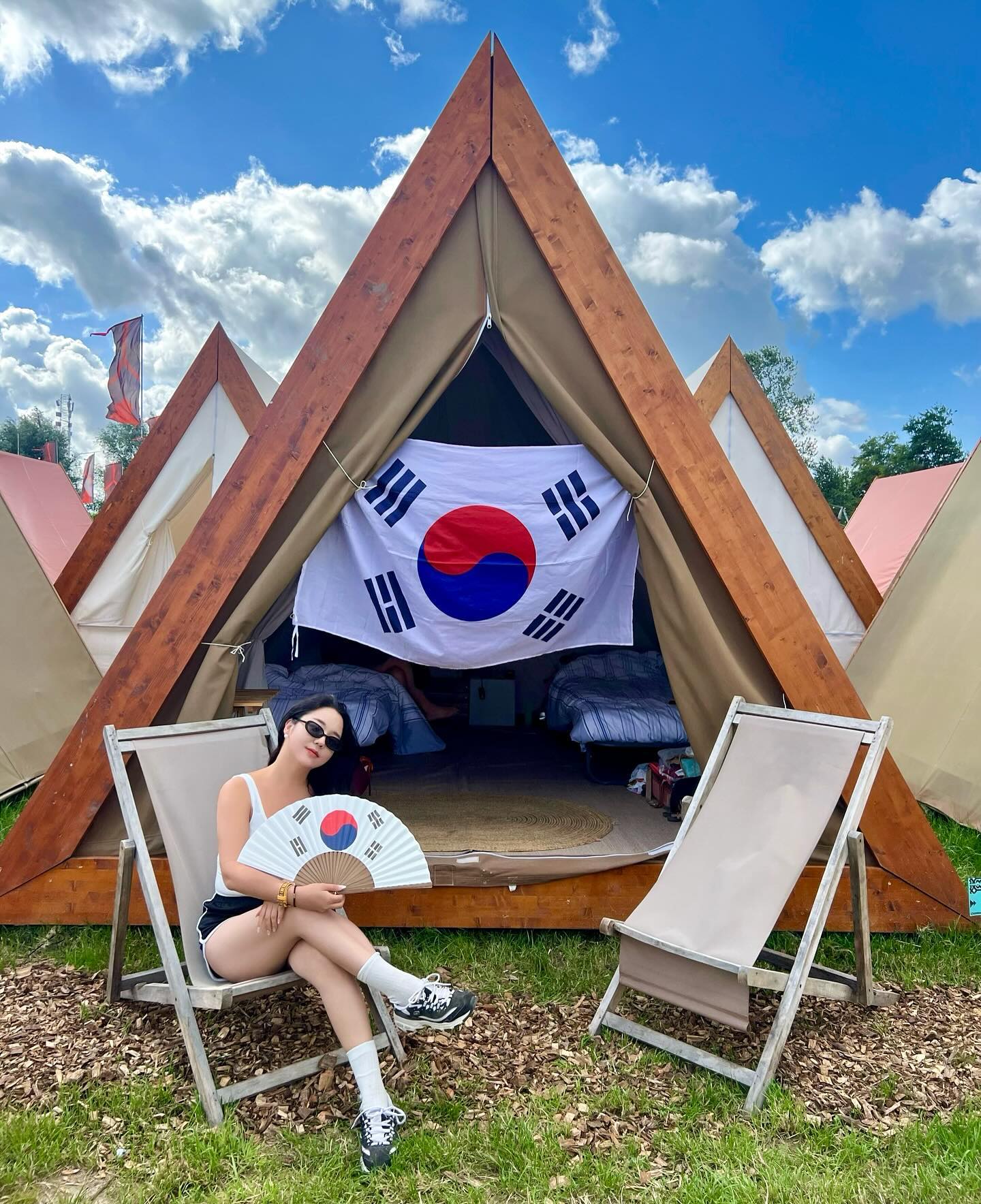 This is my home, my church, and my heaven🧡

꿈에 그리던 나의 천국, Defqon1 도착
천국과 만난 동시에 지옥의 자갈밭 환영파티 ✩°｡⋆⸜(˙꒳​˙ )
이 사람들, 음악, 그리고 표현할수없는 이 낭만 어찌 설명해야해?

중학생 나혜야, 하드가 너무 좋지? 어른되서 본진에 올꺼야
대학생 나혜야, 아파서 너만 데프콘 못간거 이제는 슬퍼하지마
지금의 나혜야, 마음껏 즐기고 이대로만 행복하자

이 weekend warrior들과 4일동안 화이팅 ٩(˵˃̶ω˂̶˵)◞*

📍 defqon1 Netherlands 🇳🇱

#DEFQON1 #hardstyle #weekendwarrior 
#데프콘1 #페스티벌 #유럽여행 #festival