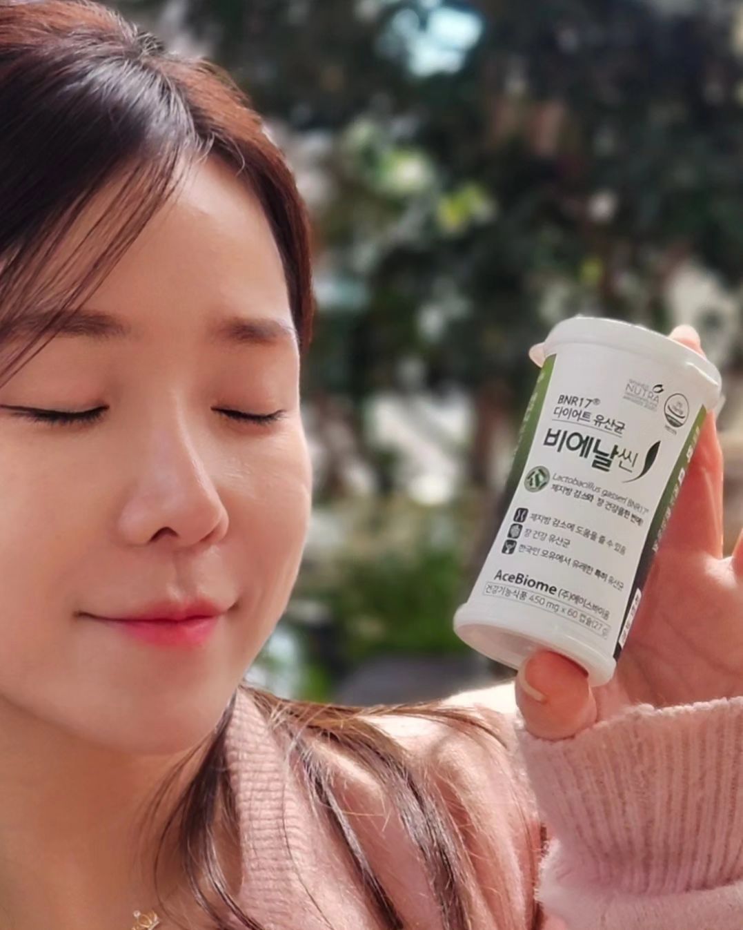 #광고

요즘 저의 필수템 #비에날씬 
엄빠한테도 내돈내산으로 챙겨드리고 있는 다이어트 유산균이에요💚

✔️체지방 감소에 도움을 받을 수 있어 운동을 부담스러워 하시는 부모님한테도 추천 드릴수 있고!
✔️장 건강까지 함께 케어할 수 있는
✔️국내 최초 체지방 감소 기능성 인정 유산균

최근 저희집에 놀러 온 친구도 찐으로 먹어 보고 반해서 저렴하게 구하는 방법 좀 알려달라고 난리였거든요>< 제 프로필에 등록해둔 구매링크 이용하라고 했어용!! 네이버 쇼핑 라이브 방송 통해서 구매해도 혜택이 많아서 좋더라구여👍👍

특히나 이번 4월 24일(수) 19시 방송은 #어버이날 을 맞이해서 특별한 선물과 혜택이 더욱 푸짐♡.♡

✔️비에날씬 6개월치만 구매해도 꽃다발 패키지에 N페이까지!
저는 미리 받아봤는데 꽃이 넘 싱싱하고 이쁘고 기분도 좋아지고 받는 분들이 넘 행복해 할것 같아용🌸 
그래서 저도 라방 알림받기 꾹! 누르고 감사한 맘 전하려구 기다리구 있어요 제 지인이 마침 진행을>.< 믿보 쇼호 enfp_ys 용성 오라버닝 잘부탁해요🙏

감사한 분들께 건강과 마음 다 전할 수 있는 비에날씬과 함께해보아용><

#비에날씬 #BNR17 #다이어트유산균 #에이스바이옴
#락토바실러스가세리 #모유유래유산균#다이어트 #유산균추천
