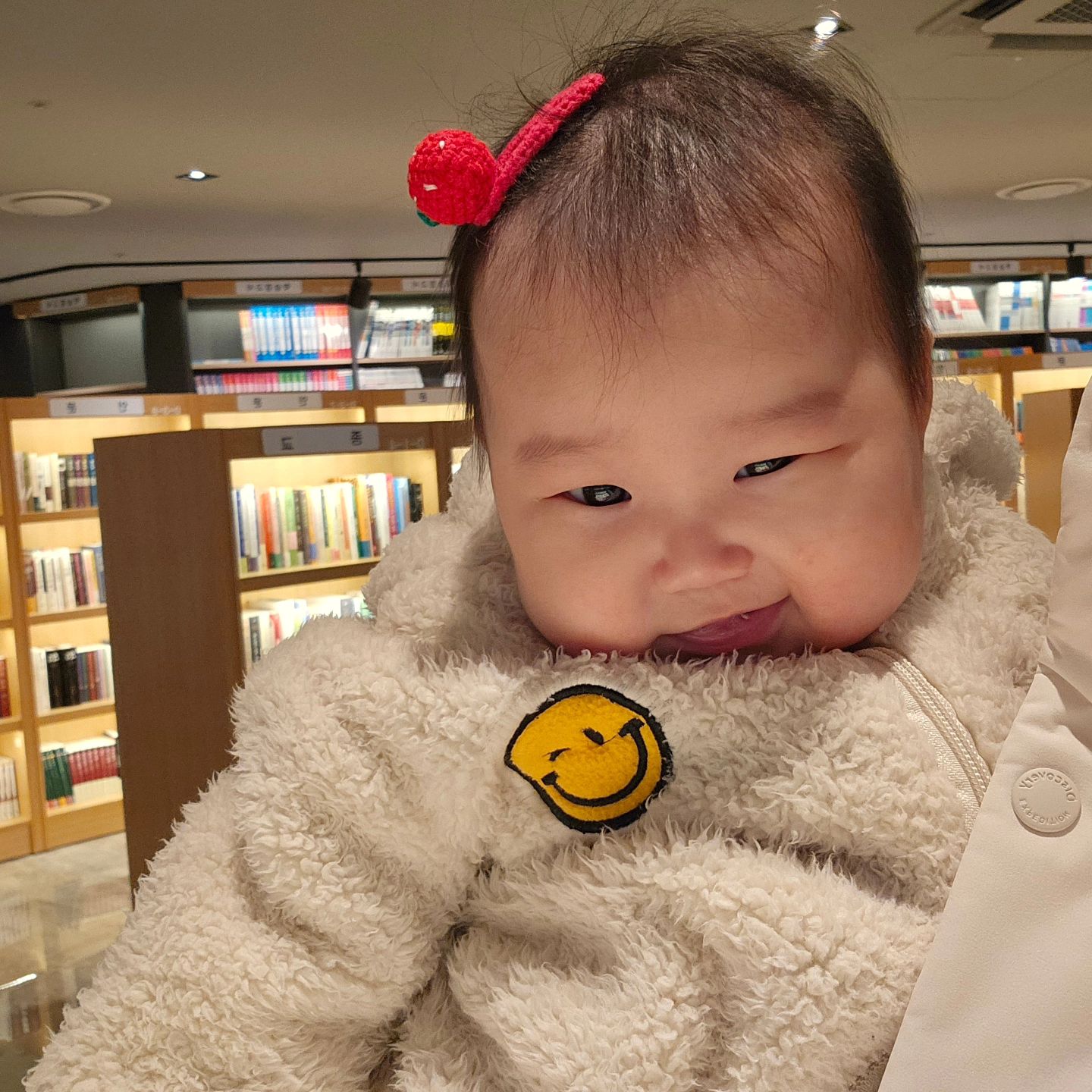 .

+223~226일

머리에 삔 꽂은 그녀, 표정 뭐야?ㅋㅋㅋㅋㅋㅋ
대형 트리 앞에서 눈을 못떼는 채채 ㅎㅎㅎ
올 해 크리스마스에는 트리구경 많이 했네😍
교회에서 만난 친구와 언니랑 사진찍기~~ 
사진 건지기 위한 엄마들의 몸부림.... 난장판 ㅋㅋㅋㅋㅋ 
다들 너무너무 사랑스럽고 귀여움😭😭
크리스마스 옷이 없는 채채를 위해 머리부터 발끝까지 치장해준 이모야 고마워여🩷
내년에 모두 스마일한 해 됩시다요!!❤️💚❤️💚

-

#육아기록 #육아일기 #크리스마스 #크리스마스트리 #딸스타그램 #귀염둥이들