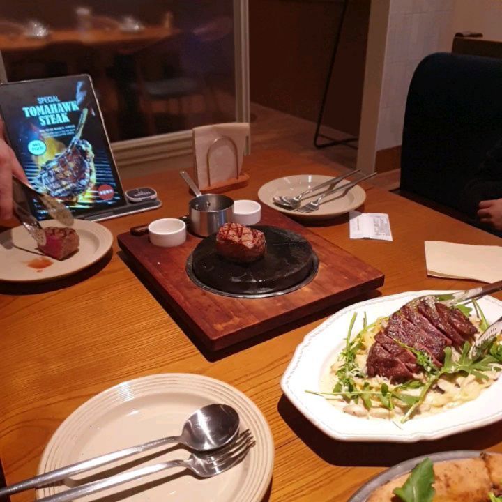 판교역 카카오아지트 라그릴리아에서 아들이랑 데이트~♡ 불쇼와 함께하는 비프 온더 스톤 채끝등심 스테이크~ 진짜 부드럽고 맛있어요! 가든비앙카 화덕피자~ 루꼴라와 프로슈토 조합이 새로워요! 스테이크 트러플 크림소스 파스타는 소고기랑 버섯 토핑이 되어 있어서 푸짐하고 맛있어요! 시즌 한정 티에이드 메뉴인 한라봉 캐모마일 에이드 음료도 꼭 마셔 보세요! 평일에도 웨이팅이 많아서 네이버나 카카오 예약 꼭 하고 가셔요^^ Merry Christmas and Happy New Year 미리 메리 크리스마스 & 해피 뉴 이어 🎄 #판교라그릴리아 #라그릴리아 #카카오아지트 #크리스마스 #송년회 #연말모임 #데이트장소추천 #판교데이트 #불쇼 #판교맛집추천 #광고
