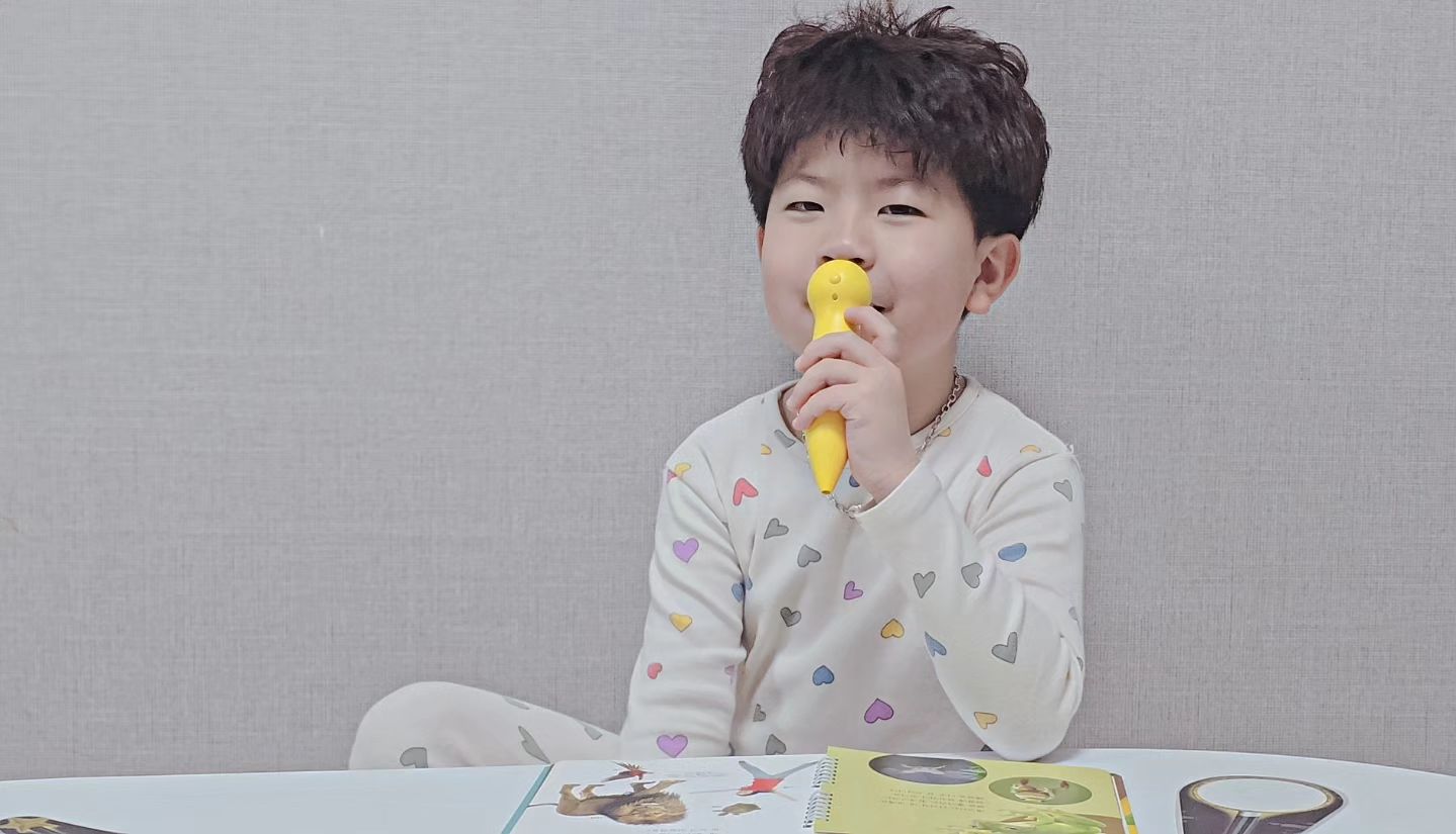 #제품제공

요즘 독서친구 AI펜 포코로

책읽다가 모르는단어 나올때마다
물어보는재미😃
고피쉬카드 이용해 관련독후도 해봤는데
포코로가 질문도 다양하게 해줘서
퀴즈타임하는게 재밌다

가끔 쌩뚱맞은 질문에도
친절한 포코로😍
넌 엄마가 있니? 물었더니 진짜엄마는없지만
이렇게 함께해주는 친구들이 모두 가족이람서🤣

#포코로#챗GPT#AI펜#요즘학습#POKORO#ChatGPT#네오랩컨버전스