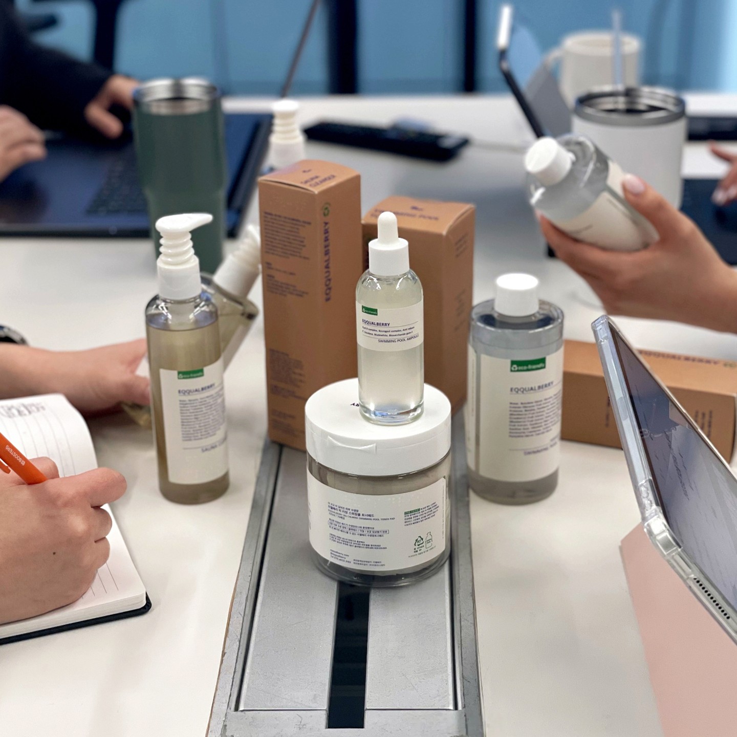피부와 일상을 더욱 활력있고 가치있게🌿
Balanced skincare, EQQUALBERRY

시선을 끄는 화려하고 극적인 변화보다는 
매일 사용하는 제품 본질에 집중해 

누구나 건강하고 균형 있는 스킨케어를 할 수 있도록
끊임없이 고민할게요.