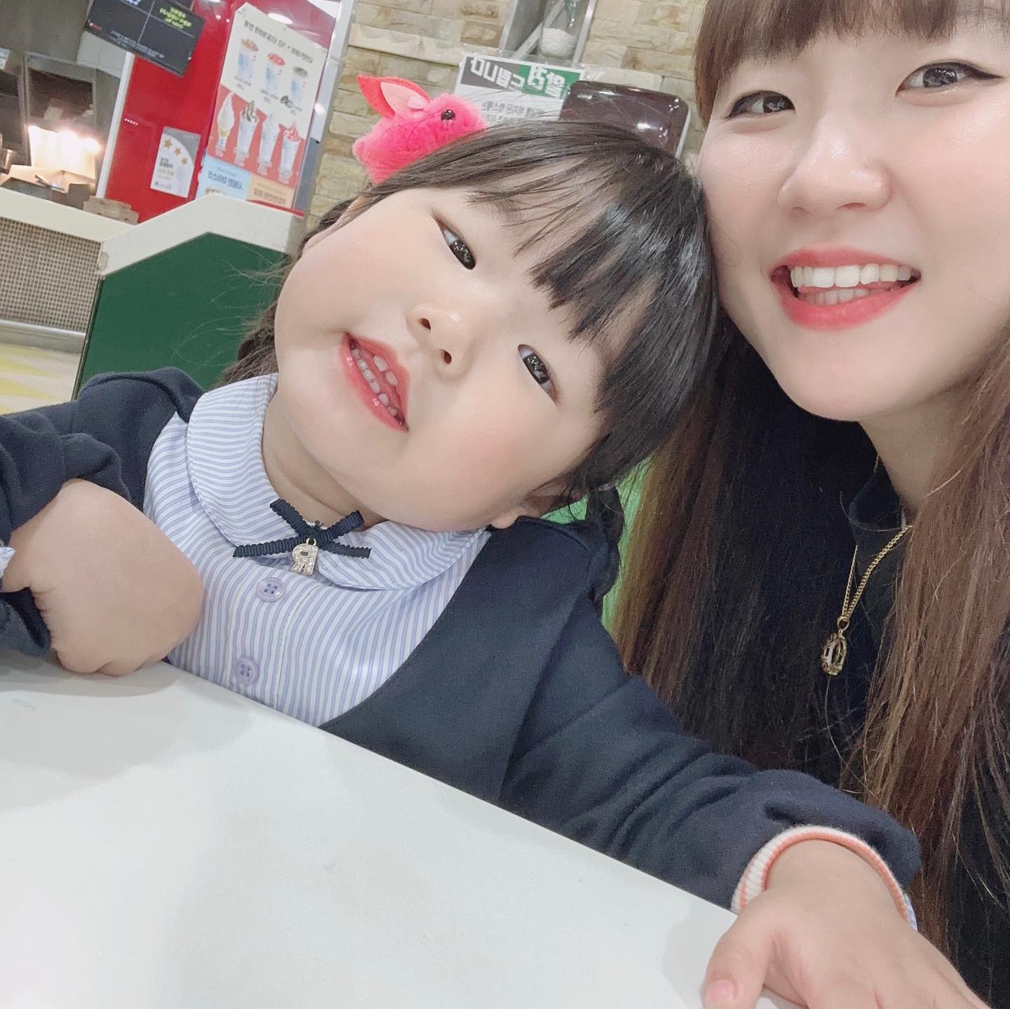 #근황 #연년생남매 #남매맘 
#사진잘찍어주는딸 #사진방해하는아들 
.
.
오랜만에 일상업뎃 💛 육퇴하고 사진보다가
윤댕이랑 찍은 사진이 웃겨서 기록하기
윤이는 질투도 많고 사랑받고 싶어해서
정이랑 조금만 붙어있거나 사진찍으면 바로
방해하거나 장난을 친다 🤦🏻‍♀️
조금만 부탁식으로 말하거나 고치면 좋을텐데
이번에도 셀카찍고 있으니 치즈스틱과 자기얼굴로
바로 가려버리는 나의 아들...아니 충구아들
ㅋㅋㅋㅋㅋㅋ오빠도 어렸을때 장꾸였대매...
심히 걱정이 된다오 무지무지 걱정중
.
.
롯데마트 장볼겸 갔다고 시식코너에서 맛본
안성라면 순한맛 ㅋㅋㅋㅋ빨간라면 못먹는
윤정이가 웬일로 잘먹어서 10봉 사오고서
끓여줬더니 역시 면킬러답게 호롤로로록
오 국물까지 먹는거 보고 넘 신기해땅 ㅎㅎ
똘똘이 라면먹는거 보면 늘 부러워했는 너
그래서 짜파게티로 늘 대리만족했는데 
이젠 라면먹을수 있다며 좋아하는 딸랑구🩷
.
.
오늘은 윤이가 아프고 살짝 열이 올라와서
일찍 하원하고 푸우우우욱 쉬고 이제 좀 나아짐
애기들이 많이 아프기 시작하는 겨울이 오는구나
벌써 두려운 올 겨울 ㅠㅠ 얼마나 추울까 무섭당
.
.
따뜻한 남쪽나라(?)에서 살다온 나는 
강원도 옆 충주의 추위가 넘 무서워서
겨울엔 거의 집수니 방콕 집콕으로 지내며
요리하는게 낙ㅋㅋㅋㅋ근데 왜 외롭징
하 ㅠㅠ 애기들도 이제 어느정도 키웠으니
일하고 싶은데 할만하면 돌아가며 아프니 🫠
힘내자 육아 힘내자 연년생 퐈이팅!!!!!!
.
.
.
#육아일기 #육아소통 #남매#연년생남매맘 
#남매일기 #남매육아 #5살4살 #다키웠다 
#근데언제일해 #이젠워킹맘👗 #하고싶소 
#노는게제일좋지만ㅋ #좋반 #좋아요반사