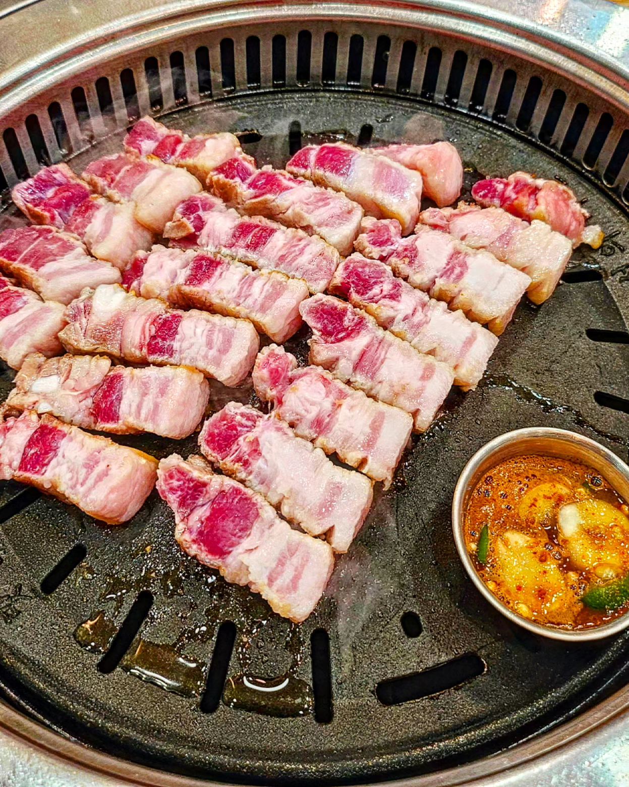 오늘의 귀한 식사 #맛찬들왕소금구이 #주안맛집

낮부터 시작된 회식은 행복합니다 💕
날이 밝을때부터 입에 고기를 넣는다는건 정말 행복해요!!

사무실 길건너편에 위치한 고기맛집으로 유명한
맛찬들왕소금구이 주안점 방문해서 고기 부시기!
평일엔 평일런치가 있어서 너무 좋은 것 같아요❤️‍🔥

젊고 멋잇는 직원분들이 고기도 맛잇게 구워주시니
그저 먹는데만 집중할 수 있고 즐길 수 있어요!👍👍

삼겹살 먹고 갈비살 추가해서 먹어봤는데,
저는 개인적으로 삼겹살이 제일 맛있었어요!
새우젓 구워주는거랑 고기 싸먹으면 일품✨️
된장찌개도 정석 그자체, 너무 맛있어요
마지막엔 된장술밥처럼 마무리~~💖

🔵 인천 미추홀구 주안로 114 한림프라자 101호
🔵 매일 11:30 - 23:30
🔵 0507-1370-3326

#인천맛집 #인천맛집추천 #주안역맛집 #맛찬들 #인천주안맛집 #주안역식당추천 #주안고기집 #주안식당추천 #주안회식장소 #주안밥집