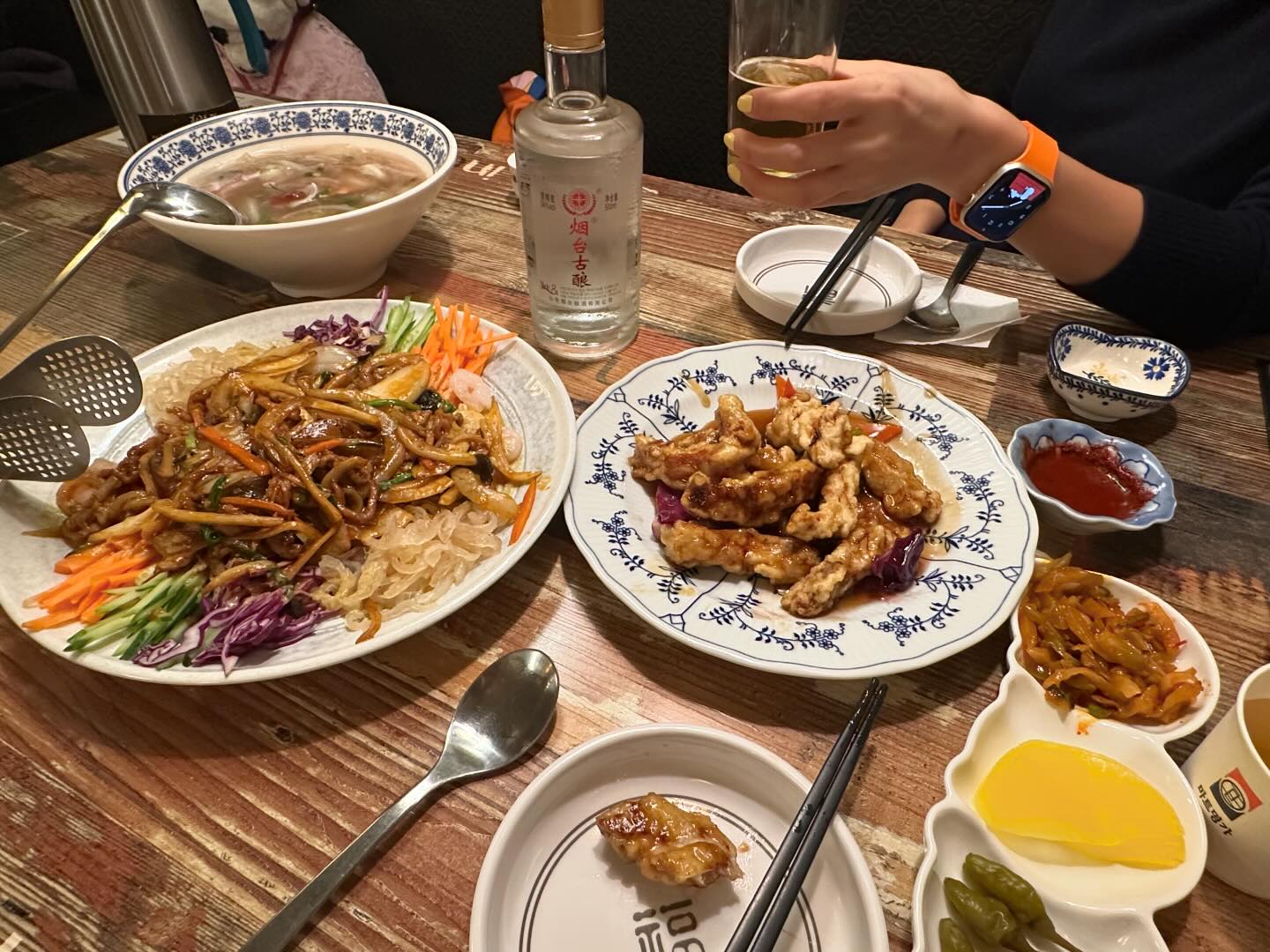 언니랑 수다 불태웠다 🔥
2차 문어숙회랑 화이트와인.아쉽게 사진이 없다

#차이몬스터