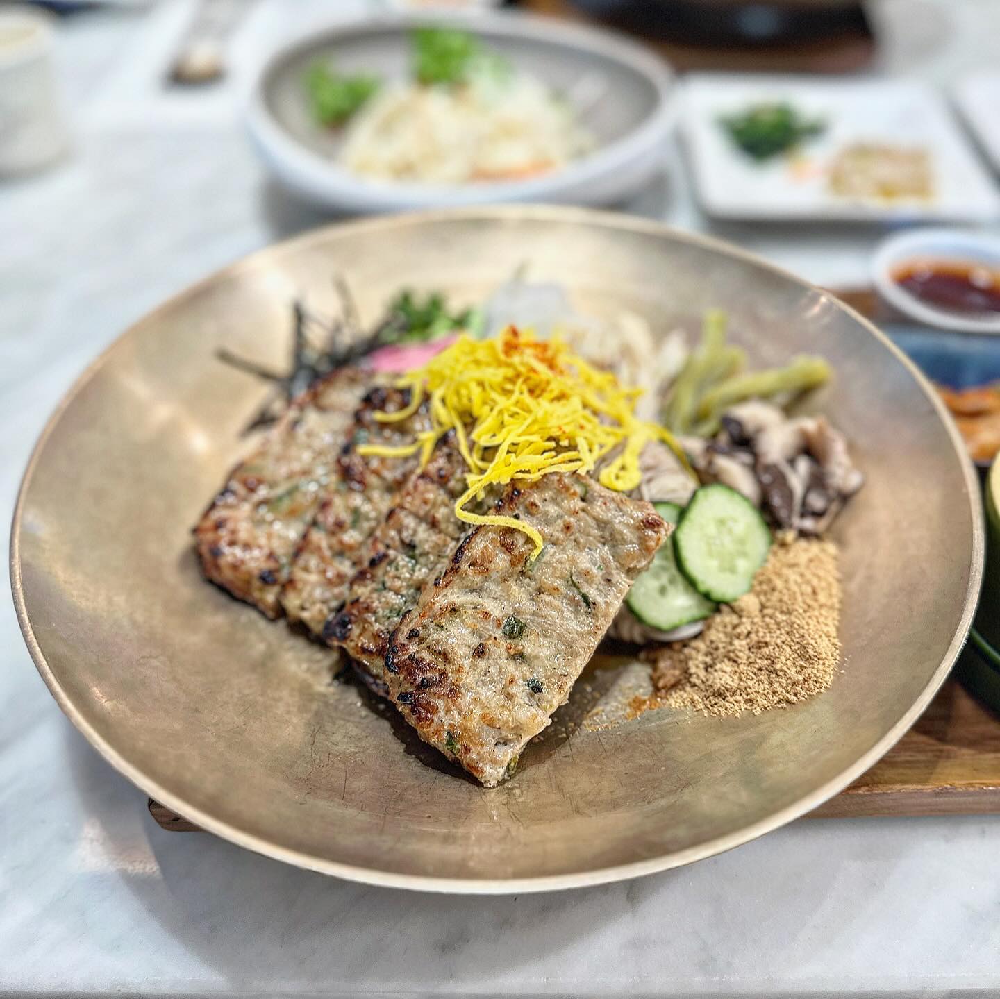 #담양맛집 #담양떡갈비 

담양나들이 갔다가 들렀던 떡갈비 맛집!

가격은 좀 비싸다고 느껴졌지만..🫢
양도 푸짐하고 맛이 깔끔 + 담백했어요!

✨담양떡갈비국수 17,000원

- 양이 진짜 진짜 많음
- 떡갈비도 많음
- 메밀면이라 맛이 깔끔함

주말에 #광주근교데이트 #담양데이트
한다면 한 번 가보셔도 좋을 것 같아요🫶

🏷️ 담양앞집
📍전남 담양군 담양읍 죽향문화로 22 담양앞집 떡갈비국수전문점
⏰ am 11:00 - pm 9:00

.
.
.

#담양여행 #담양맛집추천 #담양가볼만한곳 #담양군 #담양 #담양여행코스 #담양나들이 #담양국수 

-

#먹스타 #먹팔 #먹스타그램 #광주근교 #굉주근교맛집 #먹스타맞팔 #푸드스타그램 #맛스타그램 #맛집스타그램