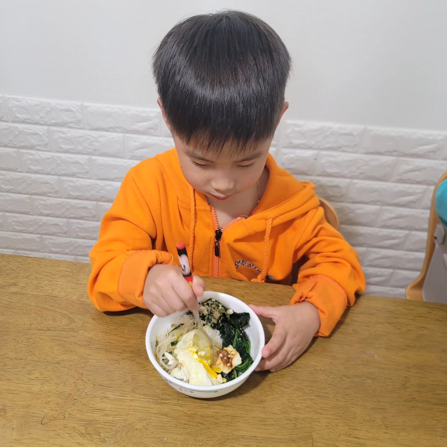 고양특공대 다섯번째 임무 남기지 않고 골고루먹어요❤️

항상 골고루 씩씩하게 잘 먹지만
고양특공대가 되어 더 열심히 골고루 먹고 있어요!
음식물쓰레기 20%를 줄이면 온실가스 배출량도 줄고,
에너지도 절약되니까 음식물쓰레기를 줄이는 습관!
다 함께 실천해요😍
음식을 남기지 않은 고양특공대원!
5가지 임무 모두 완료!! 수료식 때 만나요🫣🫣

#고양시어린이사회복지급식관리지원센터 
#고양특공대4기 
#골고루먹기