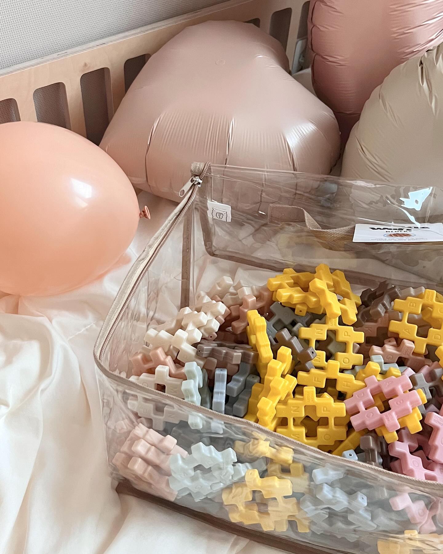 서윤이 두돌 생일선물이었던 와플블럭
어디껀지 많이 여쭤보셔서 정보요정 출동🧚🏻‍♀️

우선 색감 미쳤구 .. 
서윤이 넘 잘가꼬놀구 ..
후회없는 육아템 ! 

🏷️ 리틀숑 미니 와플블럭 

저는 기본(210p+ 바퀴 4p )샀어요. 
근데 지금은 품절같 ... 😭 
품절일 때가 많아서 저도 생일 한참 전에 사둔 건 안비밀 🤫

인기쟁이 littlexiong_official 🤎

#두돌아기 #두돌장난감 #리틀숑 #리틀숑와플블럭
