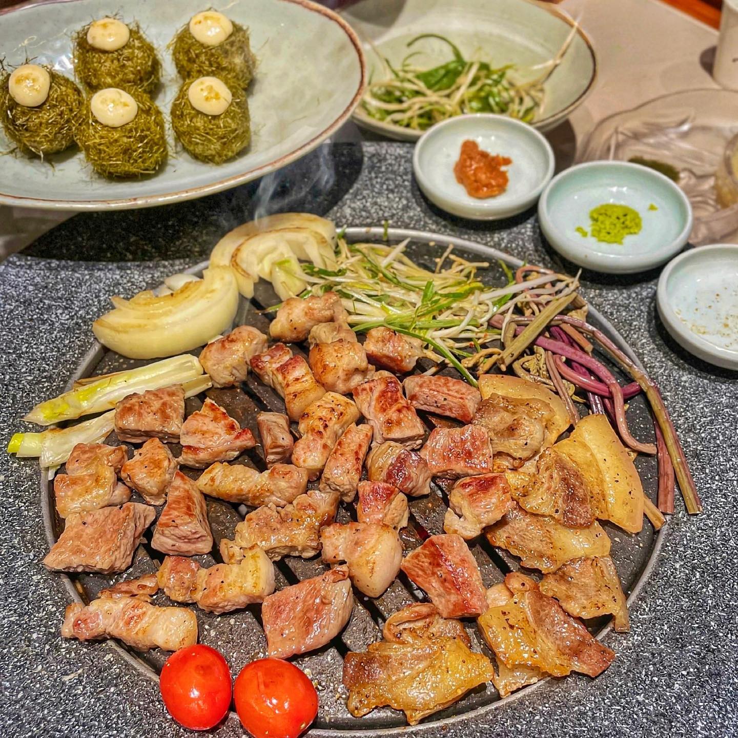 #협찬 #고귀관 

귀한 손님에게 올리는 숙성고기 맛집 “고귀관”에 다녀왔습니다 ⭐️

주차장과 매장이 넓고 별관도 있다보니 모임 하시는 분들이 많이 찾는다고 하더라구요! 

화려한 조명이 나를 감싸는 외부를 한참 구경 후 안으로 들어가보니 내부는 고급지면서 고즈넉한 분위기까지 나더라구요! 

저희가 주문한 메뉴는 
#고세트 ₩45,000
#대저비빔밀면 ₩5,500
#감태주먹밥 #4,000

주문 후 소스와 반찬들이 들어오는데 젓갈&장아찌류가 많아서 벌써부터 침고이구요 🤤 

고세트는 삼겹살, 목살, 등심덧살로 구성된 메뉴인데 숙성된 고기라 그런지 부위마다 야들야들하니 너무 맛있더라구요. 

그리고 대저비빔밀면 😭 부산사람이라 밀면은 많이 먹어봤는데 단짠단짠 조합이 진짜 말모인 대저비빔밀면은 무조건 주문하셔야해요! 고기한점 올리고 밀면 돌돌말아 먹으면 꿀맛 😎 

그리고 감태주먹밥도 감태가 가득 둘러져 있어서 고기랑 같이 먹기 최고였어요! 

구워주는 숙성고기를 맛보고 싶을땐 고귀관으로 gogo 〰️ 

▪️부산 강서구 대저중앙로 399 1층
▪️매일 11:00 - 22:00 / L.O 21:00
▪️점심특선 11:00 - 15:00