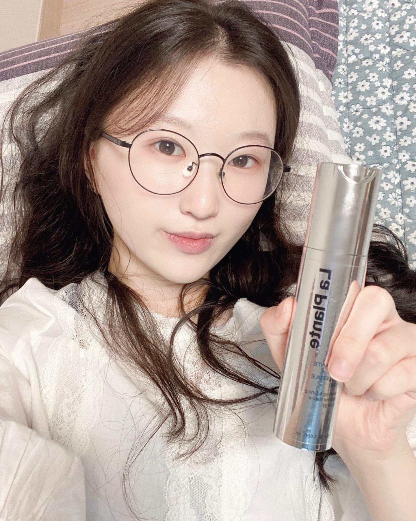 #ad laplante_official 
100만샷 벌써 반통넘게 써가는건 어떻게알고 미리 샤쉐까지 보내주신거 반칙아니냐구용 ㅠㅠ 
•
•
푹푹찌는 여름과 동시에 찾아온 넓어진 모공때문에 라플랑 바이오리들 100만샷으로 톡톡히 효과도 보고, 일주일에 한두번은 삼백만샷으로도 관리해서 깐달걀 피부 만들기 도전중인데 일단 나이트케어는 요거 하나로 끝~!! 그냥 끝!!!!!! 말이 필요 없습니다......,, 그리고 좋은소식 하나 들고왔는데 “지금 라플랑 자사몰에서 배송비만 내면 샘플키트 0원!! 이 기회 진짜 놓치지 마십숑! 암튼 리들샷 처음 입문해보시는분들 계신다면 라플랑 추천드려요!! 🧏🏻‍♀️💖

*라플랑으로부터 제품을 제공받아 작성하였습니다 :) 

#라플랑 #바이오리들 #히알루론산리들 #백만샷 #모공앰플