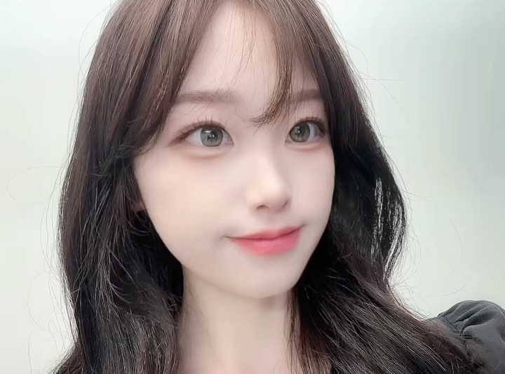 ✨ #라라홍메이크업 방문 후기 ✨

오늘 #종로 에 있는 라라홍메이크업에서
메이크업과 헤어를 받고 왔어요!

매장에 들어서자마자 깔끔하고 아늑한 분위기 덕분에 시작부터 기분이 좋더라고요.
원장님께서 제 피부 톤과 얼굴형을 꼼꼼히 분석해주셨고,
메이크업 스타일에 맞춘 맞춤형 제안을 해주셨어요.
디테일 하나하나까지 신경 써주시는 모습에 정말 감동했습니다. 💄

메이크업 피부 표현은 얇고 깔끔하면서도 모공&잡티 다가려주는 베이스로 시작해서,
제 이미지에 딱 맞는 내추럴하면서도 화사한 룩을 완성해주셨어요.

특히 속눈썹이 한올 한올 너무 마음에 들었답니다!
한동안 거울에서 눈을 떼지 못했을 정도였어요. 👀✨

헤어는 메이크업과 잘 어울리게 자연스럽고 볼륨감 있는 스타일로 연출해 주셨어요.
특히 모발의 윤기를 살리면서도 깔끔하게 정리된 모습이 너무 만족스러웠어요.
정말 프로페셔널한 솜씨였어요. 💇‍♀️

결과적으로 오늘의 시술, 정말 대만족입니다! 🥰
앞으로 중요한 날에는 무조건 라라홍메이크업으로 예약할 것 같아요.
종로에서 메이크업 받으실 곳 고민 중이라면, 이곳을 강력 추천드려요! 💯

#종로메이크업, #광화문 메이크업, #경복궁 메이크업, #면접메이크업, #승무원메이크업, #한복메이크업, #을지로메이크업
