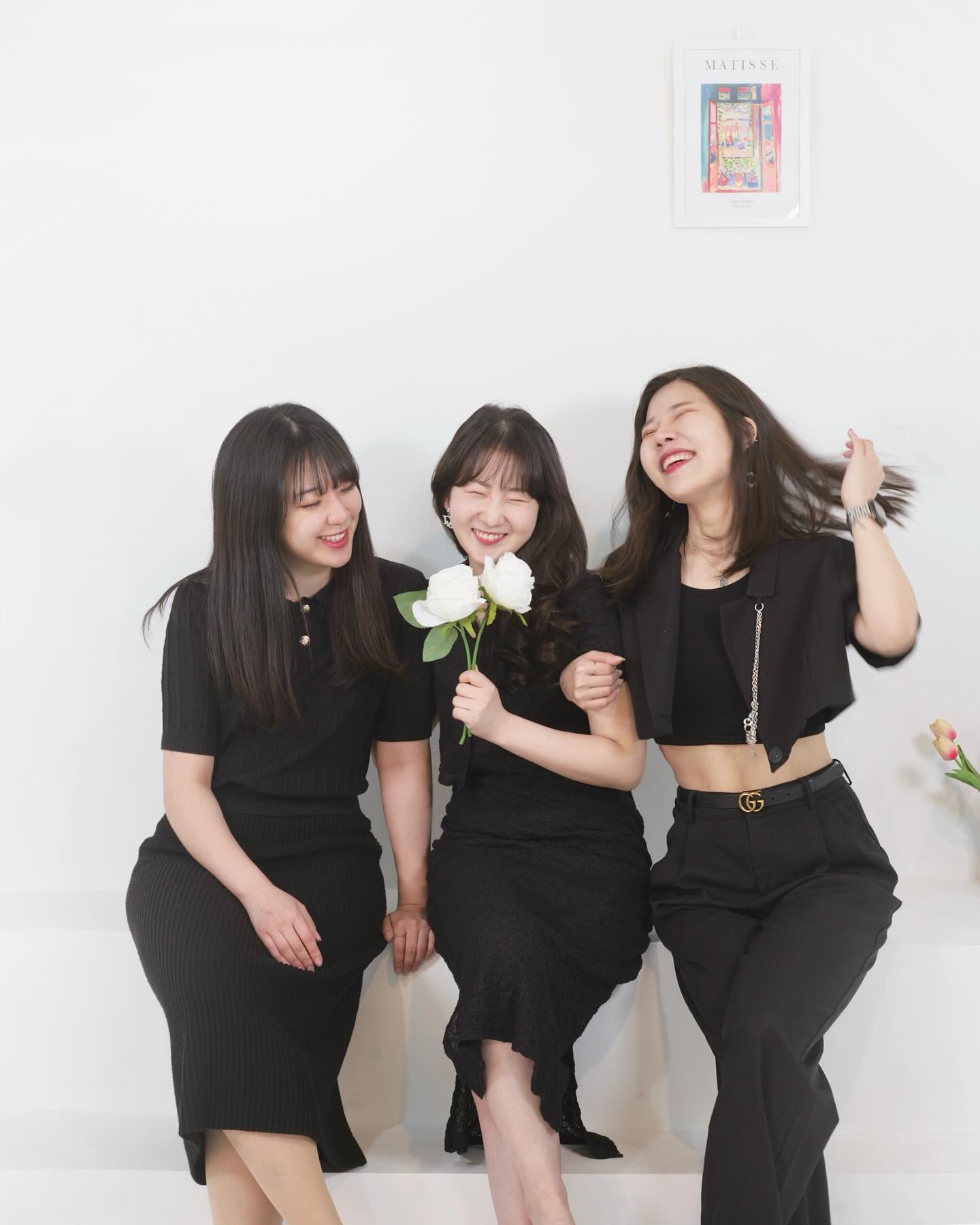인스타 너무 오랜만❤️ 📸
2년만에 다시 돌아온 제 인생스튜디오에서, 친한 언니동생들이랑 촬영하고 왔어요❣️

👉컴어스랩스튜디오
자연광이 너무나 예뻤던 곳, 추억이 새록새록 피어나더군요🥲
전에 왔을때보다 좀 더 따듯한 분위기가 넘쳐나서 더더욱 업그레이드 되었구나 느껴졌었어요!

조명도 삼각대도 무료로 준비해주셨기에 따로 챙기지않아도 부담이 없었답니다
조리실과 주방도 있어서 쿠킹촬영 하시는분들에게도 안성맞춤!
90평이 남짓한 탁트인 이 곳은 쇼핑몰이나 유튜브 촬영하기에도 너무 좋을것 같더라고요!
브라이덜샤워, 파티룸 분위기 내기에도 너무 좋더라고요
제 인생 스튜디오 추천드립니다 :)

👉주소
김포시 양곡로 530 3층
. 
.
#협찬 #장소제공 
#컴어스랩스튜디오 
comeus_lab_studio 

photo by. du__zi sangmi0312