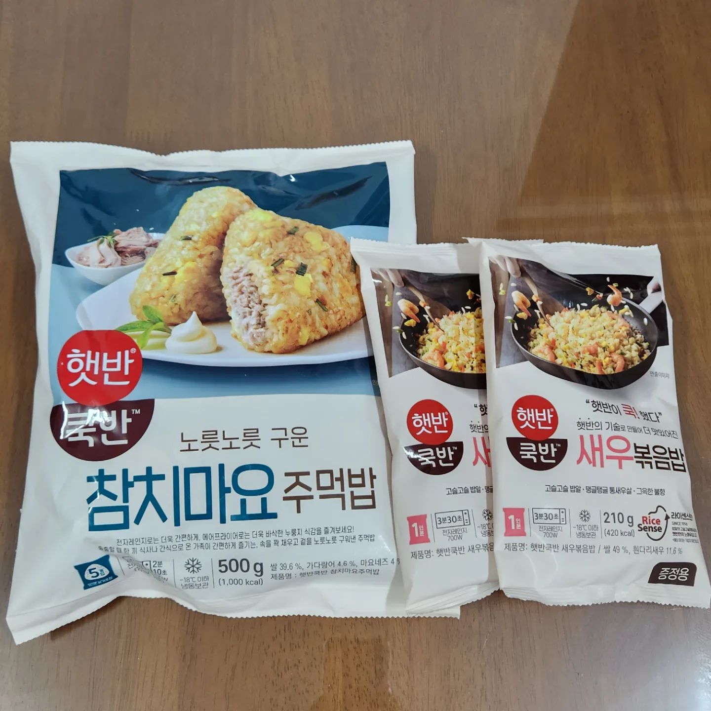 햇반에서 새로 나온 햇반쿡반 뽀끔밥♥︎
새우볶음밥인데 진짜 새우 잔뜩 들어가있고 넘 존맛탱♡
참치마요 주먹밥도 맛있다...♡
요리랄것도 없이 그냥 전자레인지에 데우거나
후라이펜에 *기름없이* 그냥 냅다 부어서 볶아주면 끝!!
맛있어서 하트폭발...♡♡♡♡♡♡
요리하기 귀찮을때 5분만에 계란 후라이까지 끝냈음ㅋ.ㅋ
간편해서 추천..맛있어서 두번추천!!!!다들 사먹어보삼요!
(기용이tv 흥해라♥︎)
#햇반쿡반 #햇반이쿡했다 #볶지않아도볶은듯 #기용이볶음밥 #기용이tv #존맛 #핵추천 #간편요리 #맞팔 #선팔 #fff #f4follow #먹스타그램🍴 #추천메뉴 #메뉴걱정끝 #새우볶음밥🦐
