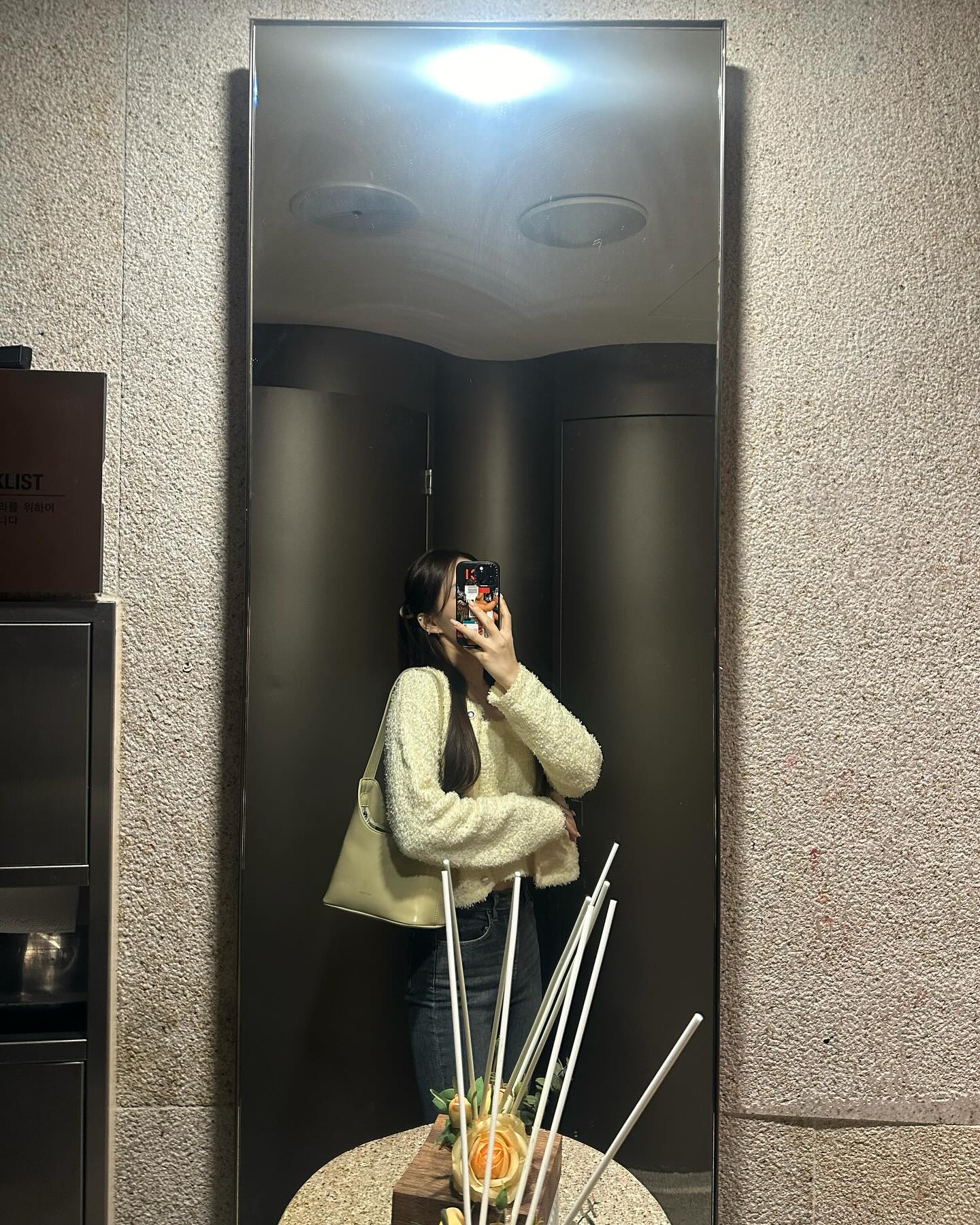 #협찬 occursource
봄 코디 추천, W컨셉 디자이너 브랜드 어커소스 어베일백 샌드베이지💛
✔️레트로적 감성을 근원으로 노멀한 일상 속 빈티지와 미니멀한 트렌드를 담아 심플하면서 실용적인 디자인
✔️간단한 수납이 가능한 토트백, 후면 카드 수납 가능(4 COLOR)
✔️부드러운 지퍼 클로징 타입, 글로시한 광택의 고퀄리티 소재(vegan leather, polyester 100%)

-
봄 코디와 어울리는 노란색 컬러의 가디건과 청바지를 함께 코디하여 입었는데, 컬러감이 너무 잘 어울렸어요! 
그리고 컬러감이 그렇게 찐하지 않아서 깔끔한 올 화이트나 블랙에도 무난하게 가방 와 매치할 수 있고, 다양한 패션 연출이 가능해서 실용적인 것 같아요. 데일리에 잘 질리지 않는 디자인에 수납까지 적당히 잘 되는 가방을 찾으신다면 어커소스를 추천드려요:)


#어커소스 #occursource #에베일백 #어커소스에베일백 #w컨셉 #신규디자이너브랜드 #디자이너브랜드가방 #봄코디 #데일리룩 #가방추천 #토트백 #어커소스가방 #여성가방브랜드