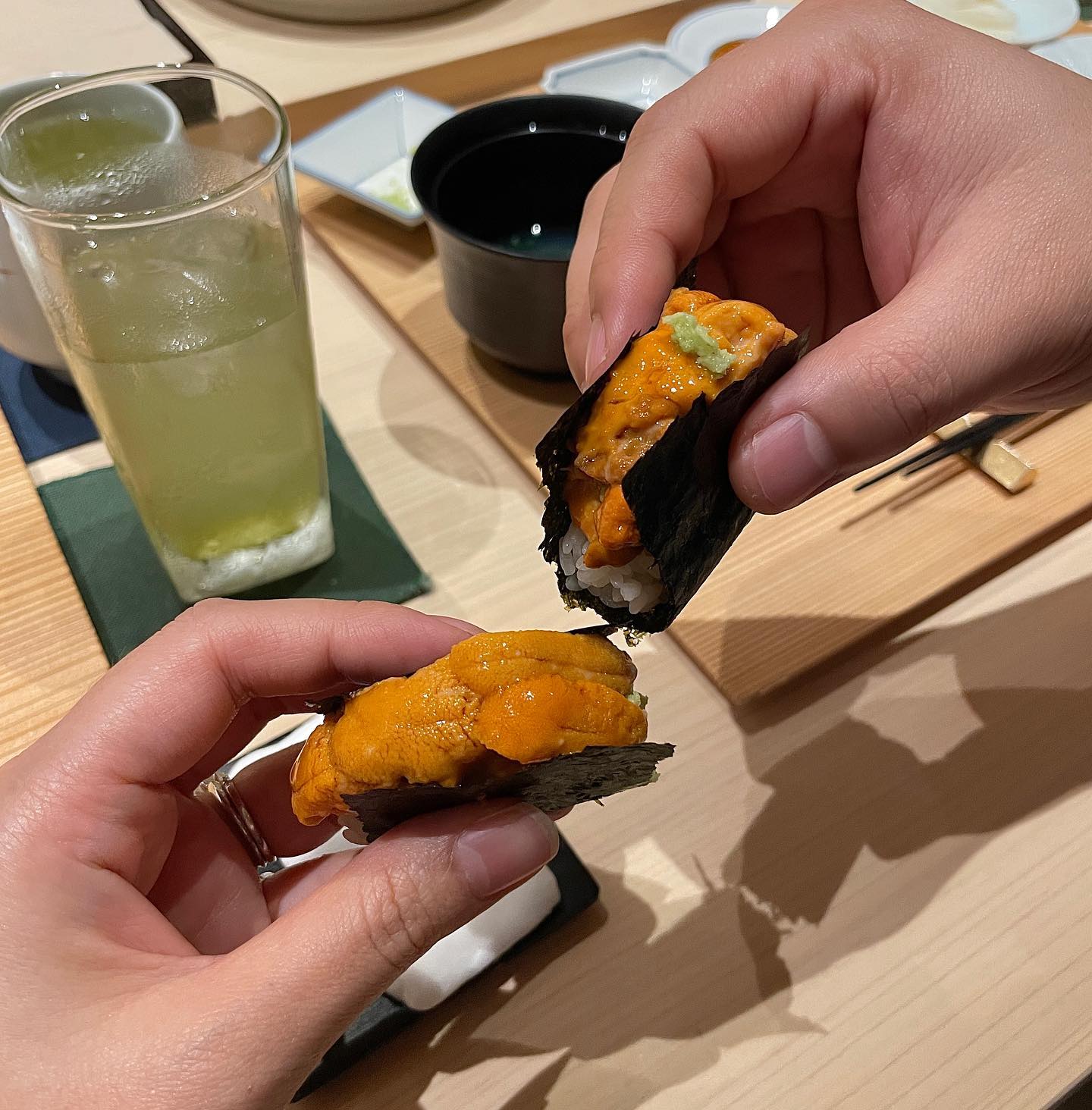 너무너무너무너무 맛있었던 내 생일 밥상
사실 나 하이엔드 스시 오마카세
디너에 가는건 처음이었는데
내 위장은 디너를 다 담지 못했다 ㅎㅎㅎ
샤리를 적게 주셔도 너무 배불러서
맥주먹고 사케 먹자던 우리의 약속은
맥주에서 끝나버렷….🍺
오빠가 분기마다 데려가준댓는데
약속 꼭 지켜🤙
jeongminnye 

#스시렌 #스시오마카세