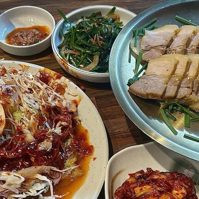 맛집탐방가 on Instagram: "족발 보쌈 맛집을 찾고 있다면?! [서울동대문] 호야네 족발‼️ #협찬 #호야네족발 #청량리맛집 🍴가게에 들어가면서 부터 느껴지는 맛집의 향기! 빨리 먹고 싶어서