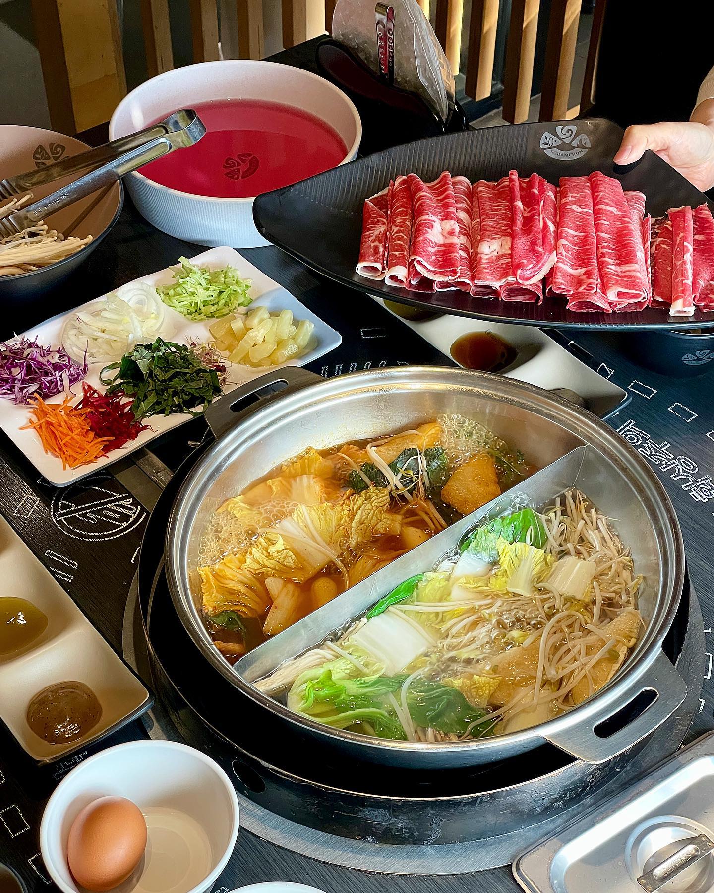 #음식협찬 #소담촌김포한강신도시점 
_
구래동 아스타프라자8층 샤브샤브맛집🥩
평일점심으로 월남쌈 와규 정식 먹었어요!
샤브샤브에 넣을 신선한 채소들과
유부, 만두, 떡 등 다양하고
월남쌈 재료들도 셀프바에서
무한리필로 먹을 수 있어서 좋아요-
두 가지 육수에 소스도 네 가지로
여러가지 맛을 볼 수 있어서 더 맛있었고
마지막은 역시 볶음밥으로 마무리!
건강하고 든든하게 먹을 수 있는
샤브샤브 넘 맛있잖아요-꿀맛!😋
_
#구래역맛집 #구래동맛집 #구래맛집 #김포맛집 #김포한강신도시맛집 #김포점심 #김포샤브샤브 #김포밥집 #구래동밥집 #김포맛집추천 #김포맛집투어 #구래동맛집추천