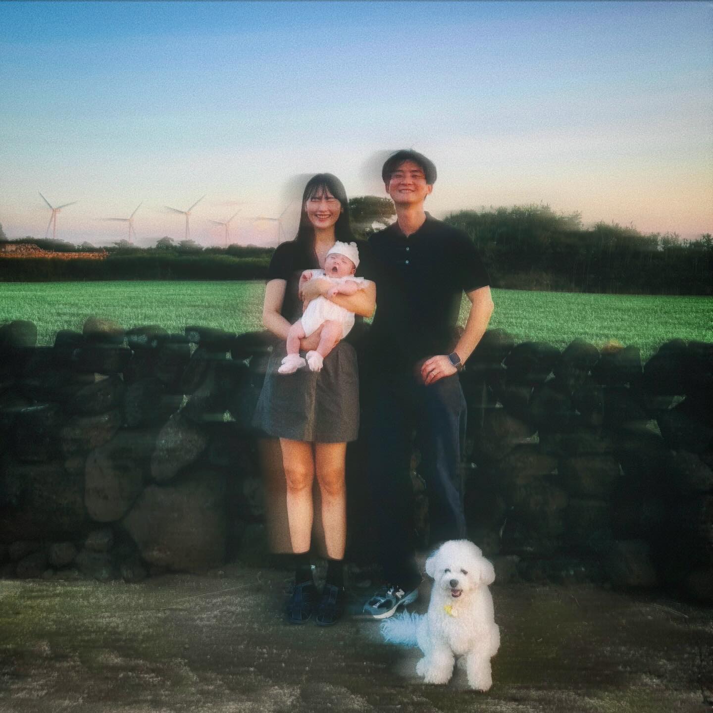 🌻

포포 산책하는데 요즘 일몰이 너무 예뻐서
일몰볼겸 우리 네가족 나들이 다녀왔어요 ꒰ঌ(⃔ ⌯’ ‘⌯)⃕໒꒱✨

제주스러운 풍경🏝도 해바라기🌻랑 같이 추억 남기기도 
너무 좋았는데 일몰 드라이브🚘까지 진짜 환상이었다 ...🫧

예쁜 곳 항상 데려다주는 내 남편 최고오~~💛🫶🏻

담엔 어디 가지 ~? 👀 

#제주에사는이유 #제주가족