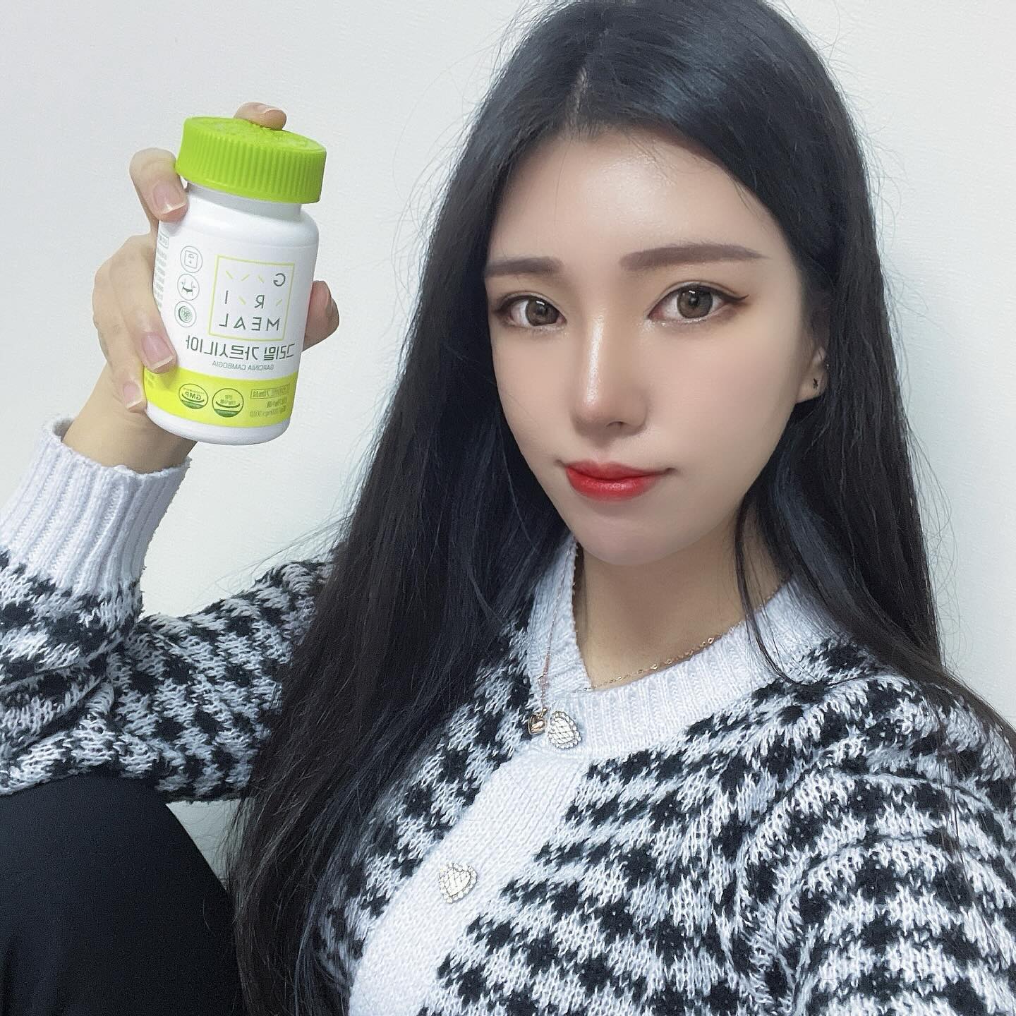 #협찬
탄수화물을 사랑하는 나에게 꼭 필요한 그리미 가르시니아

체지방감소에 도움을 준다하니 안먹을수가 없자냐~
식약처에서 체지방 감소 기능성을 인증받은 건강기능식품이라 믿고먹을수있음👍
탄수화물이 지방으로 합성되는 것을 억제하는 HCA 1,000mg,  영국산 비타민 C 등 유럽산 비타민까지 함유!
8가지 기능성 주원료와 11가지 부원료 함유!

뚜껑에 정제를 담아 1일3회, 1회1정씩 식전에 섭취하기‼️
특히 한국인들은 탄수화물을 많이 먹고 야식도 많이먹는편이라 가르시니아를 먹을필요가 있다고 생각해요😂

휴대하기도 좋아서 가지고 다니면서 먹기도 좋아요~🫧

#그리밀 #가르시니아 #가르시니아캄보지아 #체지방컷팅제 #탄수화물컷팅제 #다이어트 #체지방감소 #칼로리컷팅제 #체지방분해 #다이어트제품