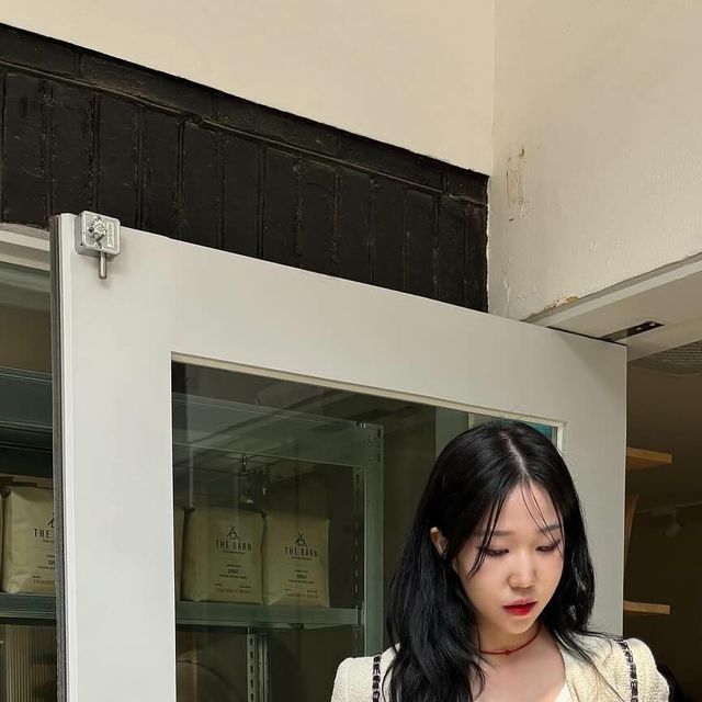  다혜 on Instagram: "#광고 @adual_official
주말 날씨 진짜 좋았는데! 매애일 봄이면 좋겠다🌀🤍

트위드자켓의 실버컬러 원버튼 디테일이 깔끔하게 무드를 살려줘요! 진짜 이자켓 농협은행이라구요••!

#ADAUL#어다울#자켓#트위드#원버튼자켓#하객룩#출근룩기록✍️"
