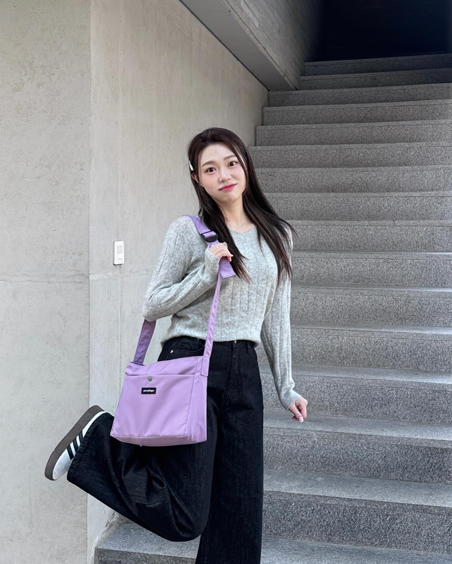 무채색코디에 라벤더 포인트💜

봄에 들고 다니기 딱인 2017년에 런칭한 국내브랜드 jammyfinger 
샤인크로스숄더 라벤더컬러 한톤 다운된 색감이라 부담스럽지 않아서 
데일리나 나들이 룩에 포인트로 딱! 

나일론소재로 가볍고 가로,세로 폭이 넓고 수납공간이 좋아요!
넉넉한 사이즈라 아이패드도 들어갑니당 +_+ 

#재미핑거 #jammyfinger #디자이너브랜드 #가방추천 #데일리가방 #숄더백 #크로스백 #메신저백 #여행가방 #아이패드가방