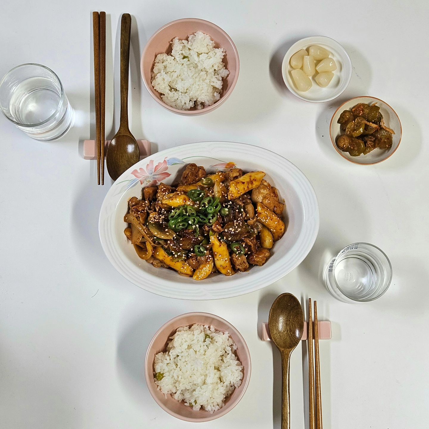 #치밥하기좋은순살양념구이 

푹푹 찌는 요즘 같은 열대야 장맛비로 
오락가락까지 더해 종일 꿉꿉하죠 
퇴근 후 에어컨 시원하게 틀어놓고
시원해지면 치킨에 맥주 생각 절로 나는데요

바삭하게 튀긴 치킨도 맛있지만 
매콤 달콤한 바베큐 치킨이 생각날 때 
#배달의민족 으로도 검증된 곳 찾기 힘들 때
#마켓컬리추천템  한강식품 
순살 양념구이 딱이더라고요 👏

(구성 :순살 닭다리살 500g ,떡사리 170g 
치밥소스100g 청양고추 10g)

파이프 떡이라 간이 속까지 잘 베었네요
밥이랑 비벼서 한 숟가락 크게 떠서 
먹고 시원한 맥주도 짠 🍻

 
-

-

#마켓컬리 #한강식품 #바베큐치킨
#순살치킨 #순살양념 #양념치킨
#밥도둑 #쌀밥궁합 #소확행
#먹스타 #먹스타맞팔 #푸드그램