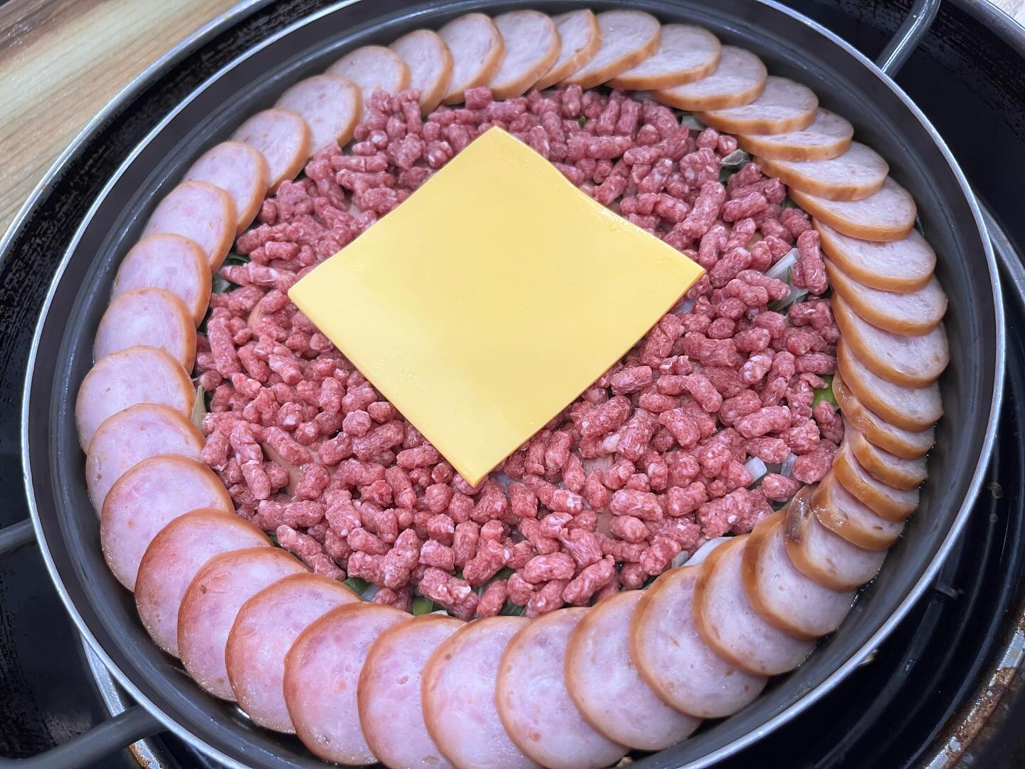 수원 인계동의 대표 맛집 💚 이나경 송탄 부대찌개

해장하기에도 좋고 술안주로도 너무 좋은 곳.
평일 주말 할 것 없이 웨이팅이 항상 넘쳐나는 곳!

메뉴는 스페셜 부대찌개 단일 메뉴👍🏻

햄과 고기를 포함한 토핑들도 가득하고 가성비가 정말 넘쳐 흐르는 곳!

#인계동맛집 
#이나경송탄부대찌개 #이나경부대찌개 #인계동부대찌개