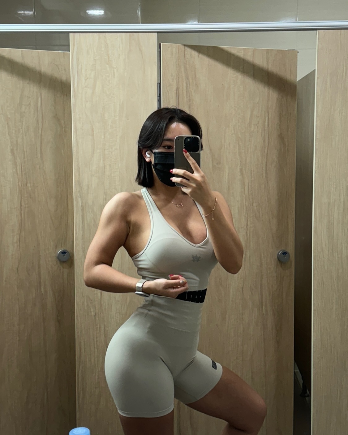열심히 몸도 외모도 가꾸기 ! 나태해지지않기 ! 
한창 얼굴에 돈 투자하는 나이 25살 ,,