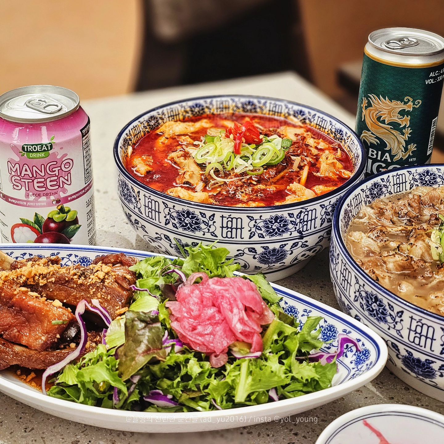 드디어 인천 입점!
#인천롯데백화점식품관 지하에
쌀국수 맛집 땀땀이 입점했어요!

#인천땀땀 #인천맛집 #맛스타그램 

인천맛집 뿌시고 온 후기 공유~
그리고 땀땀 추천메뉴도 같이 공유!

* 직화갈비쌀국수

솔직히 기대 안 했는데 완전 든든하고 불 향이 솔솔 나서
그냥 먹자마자 가슴이 따땃해진 메뉴예요. 
국수 양도 많고, 위에 올라간 고기들도 진짜 푸짐해서
돈이 아깝지 않았던  메뉴!

* 얼큰소곱창쌀국수

땀땀의 시그니처 메뉴로 완전 유명하쥬?
새빨간 국물에 곱창이 소복히 올라간 쌀국수예요. 
곱.미.새 (곱창에 미친 새*) 인 저는 당연이 주문!
개 큰 구매~! 했는데 역시나 맛있다. 역시나 실망하지 않았다!
마라향이 은근히 나서 끝없이 들어가요.

* 돼지갈비튀김

맛있고 달달한 소스, 국수만 먹기에 아쉽다면
한 번 주문해 보는 것을 추천! 사이드 메뉴로 괜찮았어요. 

베트남 현지 느낌의 쌀국수도 좋지만
이렇게 한국식으로 업그레이드 된 메뉴도
너무나도 러브. 그 잡채예요. 

매력있는 #인천맛집 한 번 꼬옥 가보시면 됨!

#블로그협찬 #식사권제공