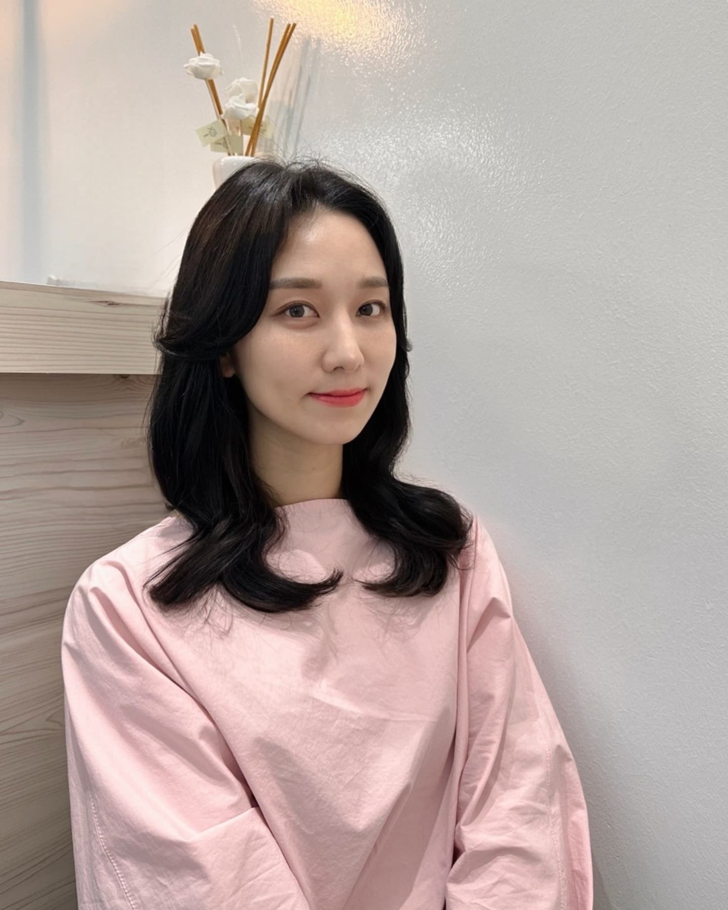 지인짜-큰맘먹고 단발생각하고갔는데
쫄보인 나새끼,,,,
그래도 기장 자르고, 축쳐지는 얇은모발때메 숱이없어보이는 고민 해결!
결정장애지만 저한테 어울리는 스타일로 #CS펌 추천해주신 쌤 hairdesigner_hn 넘 감사합니당🤭🤭
 모발손상없이 해주시려고 클리닉 계속해주시구 꼼꼼하게 컬링도 잘나와서 혼자 스타일링하기에도 넘편하드라구요👍🏻

똥손이여서 머리못만진다 하시는분들!
나한테 어울리는 스타일링 못찾은분들!
합리적인 가격으로 실력파 쌤들 계신 헤어샵 찾으신다면? ravi1t_hair 여기에욤🩷

-

-

-

#영등포미용실 #영등포역미용실 #라비원티 #영등포시장역미용실 #빌드펌 #CS펌 #레이어드컷 #나노힐크리닉 #혜나팀장 #미용실추천 #헤어디자이너추천