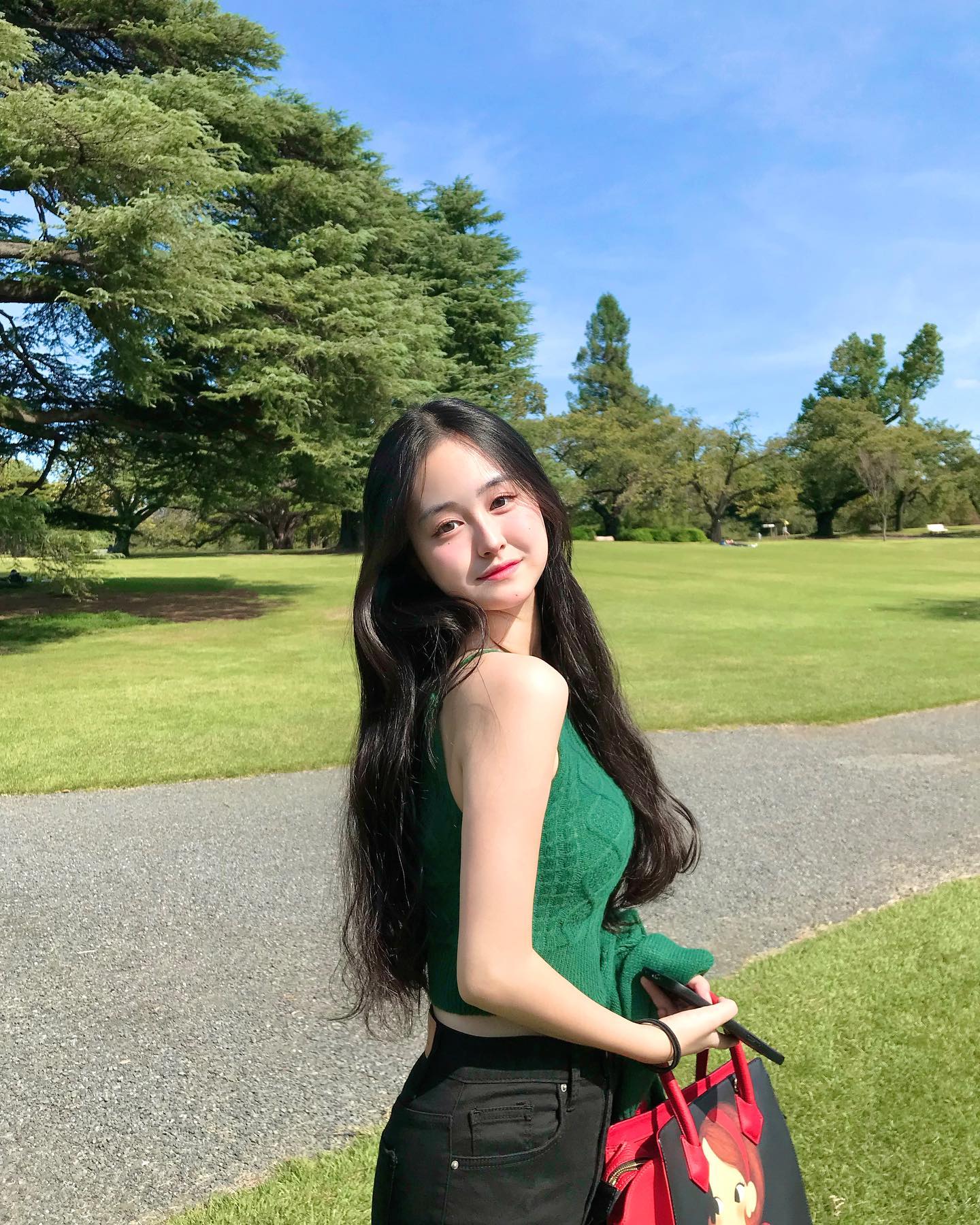 2일차 #예나와여행 

오늘은 그 유명한 이치란 라멘을 먹으러 갔어요!! ( 사실 리뷰 보니깐 호불호가 갈리길래 안 갈려고 했는데 오전 9시에 문 여는 곳이 거기 밖에 없었따…) 
상당히 유명한 곳이니깐 웨이팅 길 줄 알았는데 그냥 바로 들어가서 먹었움!
( 오픈 하자마자 거의 바로 가서 그런듯.. )

어느 정도 먹고 ( 나는 개인적으로 맛있었다 ) 쇼핑하고 걷고 쇼핑하고 걷고 무한반복..ㅎㅎ 

그리고 신주쿠 교엔을 갔는데 진짜 나는 무슨 미국 온 줄.. 진짜 날씨도 너무 좋아서 나중에 신주쿠 올 사람들은 가보는걸 강추!! ( 스벅에서 자리도 우연히 맡아서 대기도 안하고 명당에서 먹었짜나..🤭🤭😳 )

그러고는 바로 디즈니랜드 고고 했움!
다행히 어제처럼 길을 헤매지는 않았지만 디즈니랜드 못 찾아서 일본인분이 친절이 알려주시고 데리고 가쥼..🥹
나 저기서 볼펜 2개 8만원 정도 질렀자나.. 이게 맞나…………………..
(… 놀이기구 한 3개 탔나..? 너무 힘들었음 ㅋㅎㅋㅎㅋ ㅠㅠㅠㅠ)
* 7번째 사진 사람이 너무 많아서 지웠는데 저 모양 나옴 ..;;;;;;;;;; *

디즈니랜드 갔다가 야키니쿠 맛집 갔는데 그쪽이 가부키초여서 엄청 놀랐음..
( 가부키초 = 호스트바의 성지(?))
몰랐는데 동생이 알려줌 …………
신기한 경험했다..

오늘 하루는 대만족!!
야키니쿠에서 여자 3명이서 8인분 먹은 건 안비밀..ㅎㅎ ( 일본 음식 양이 전체적으로 좀 적었.. 내가 많이 먹는거 아ㄴ ㅣㅁ.. 이라고는 못 하지만 암튼 아님 )

숙소 오자마자 적고 올리는 나.. 제법 멋있어…..😵‍💫😵‍💫😵‍💫