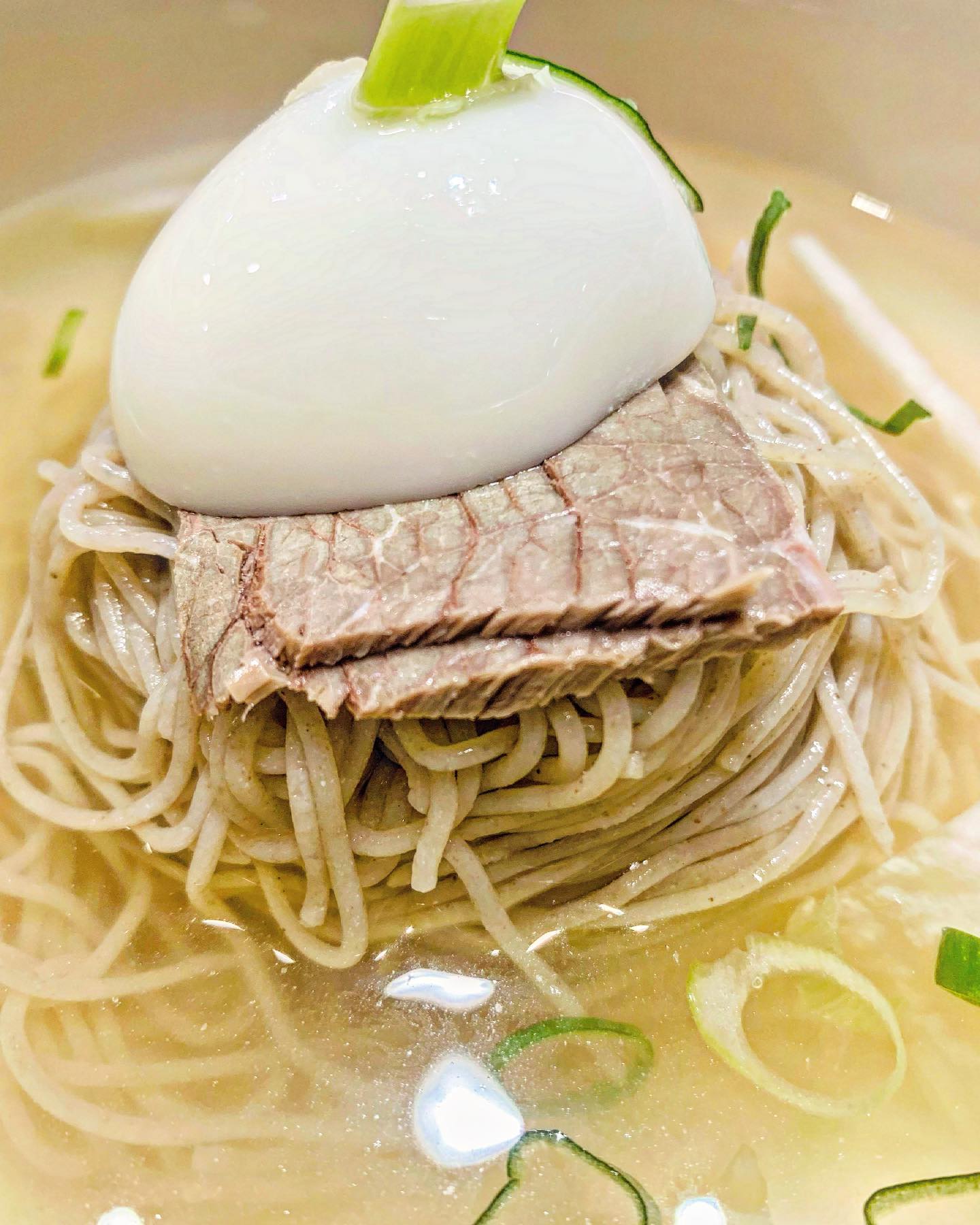 이게 무슨맛이죠?
라고 생각했던
평양냉면의 매력을 알아버림😳

#평양냉면#맛스타그램