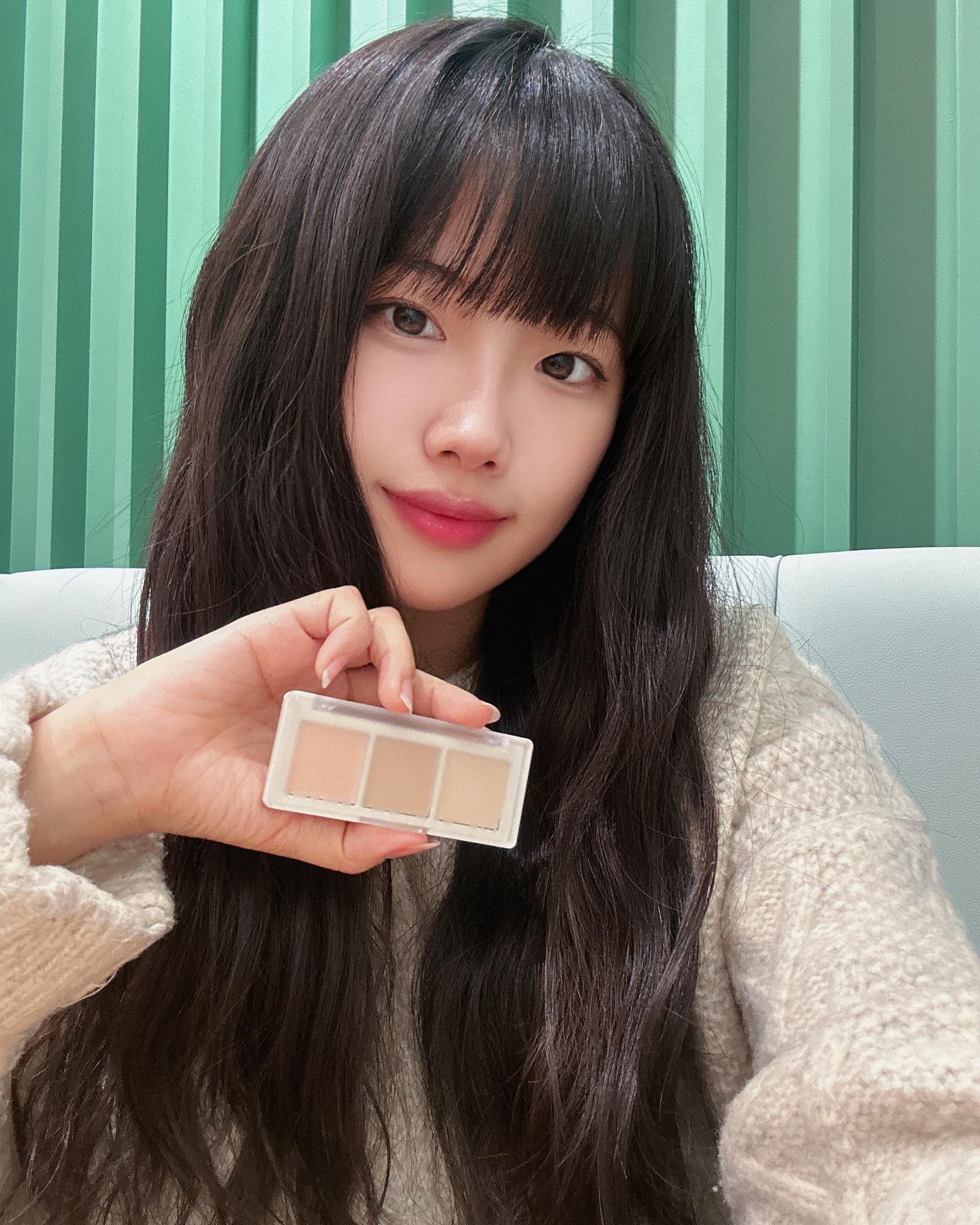 #광고
다들 메이크업할때 피부표현이 제일 중요하다는건 공감하실거에요!
잡티커버부터 컨투어링, 하이라이터까지 활용가능한 메리쏘드 컨실러 소개드립니다💛
컬러는 웜톤쿨톤 구분없이 어떤 피부톤에도 잘어울리는 컬러들로 구성되어있고 지속력이 좋아서 수정화장 필요없이 하루종일 지속되어요!
파레트 하나로 활용도도 너무좋고 지속력도 좋아서 여행다닐때도 파우치 짐이 확 줄었어요 ><
다들 꼭 써보셨으면...👍
-
-
-
-
-
#메리쏘드 #merythod #메리쏘드릴커버컨실러 #릴커버컨실러 #메리쏘드컨실러 #컨실러 #컨실러추천 #쉐딩
#컨투어링 #하이라이터 #핑거퍼프 #메이크업#메이크업꿀템 #메이크업필수템 #아이메이크업 #makeup #3색컨실러
#뷰티꿀템 #뷰티스타그램 #좋반 #ulzzang #kbeauty