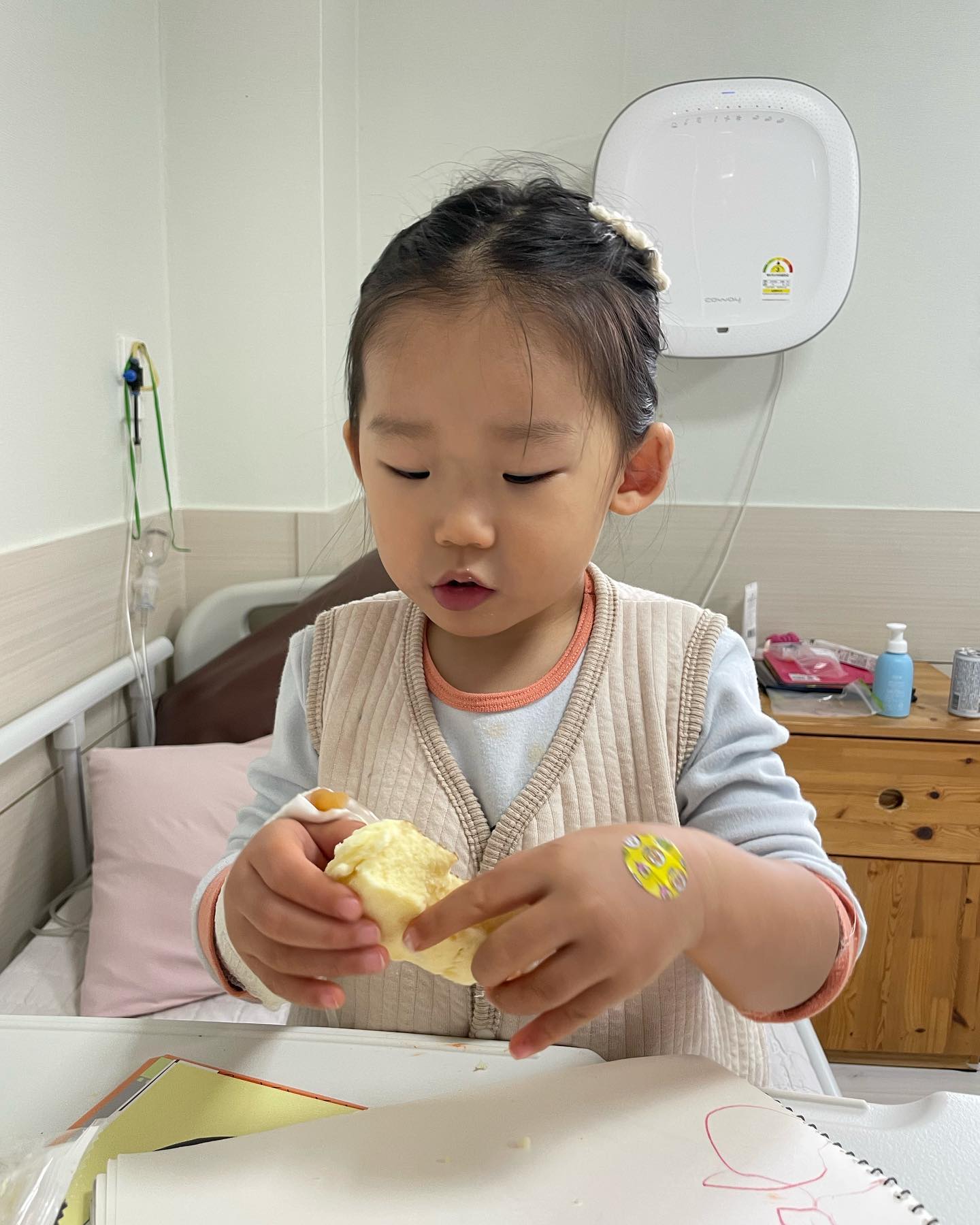 폐렴으로 울 둘찌아기 어제 입원했네요.. 🥲
지난 주말 수족관 갔을때 기침증상이 있었는데 불구하고 담날부터 이틀정도 등원하면서 증상이 더 심해졌고 폐렴에 걸렸네요..기침증상있을때 좀 집에서 쉬었어야 했나봐요
기침이 하도 심해서 비닐봉지를 잘때 옆에 두고 자요 구토를 해서요.. 눈이 시뻘개 질때까지 기침을 하는 모습을 보면 제가 대신 아프고 싶어요
몇일동안 윤슬이 보살피면서 저도 많이 지쳤지만 호흡기 치료도 하루 두번 열심히 잘하고
어제 바늘 찌른 곳에서 피가 나서 오늘 바늘 다른손에 꽂는것도 씩씩하게 하고 이겨내는 윤슬이 모습 보면서 힘을 얻곤 하네요 
오늘은 입맛이 조금 돌아왔는지 어제보다 조금더 컨디션이 괜찮아 보이네요,, 
폐렴RS는 좀 길게 간다고 하는데 일단열은 떨어졌으니 참 다행입니다 
우리 윤슬이의 빠른 회복을 위해 이모 삼촌들 마음속으로 응원해주세요🙏
#입원 
#폐렴rs바이러스