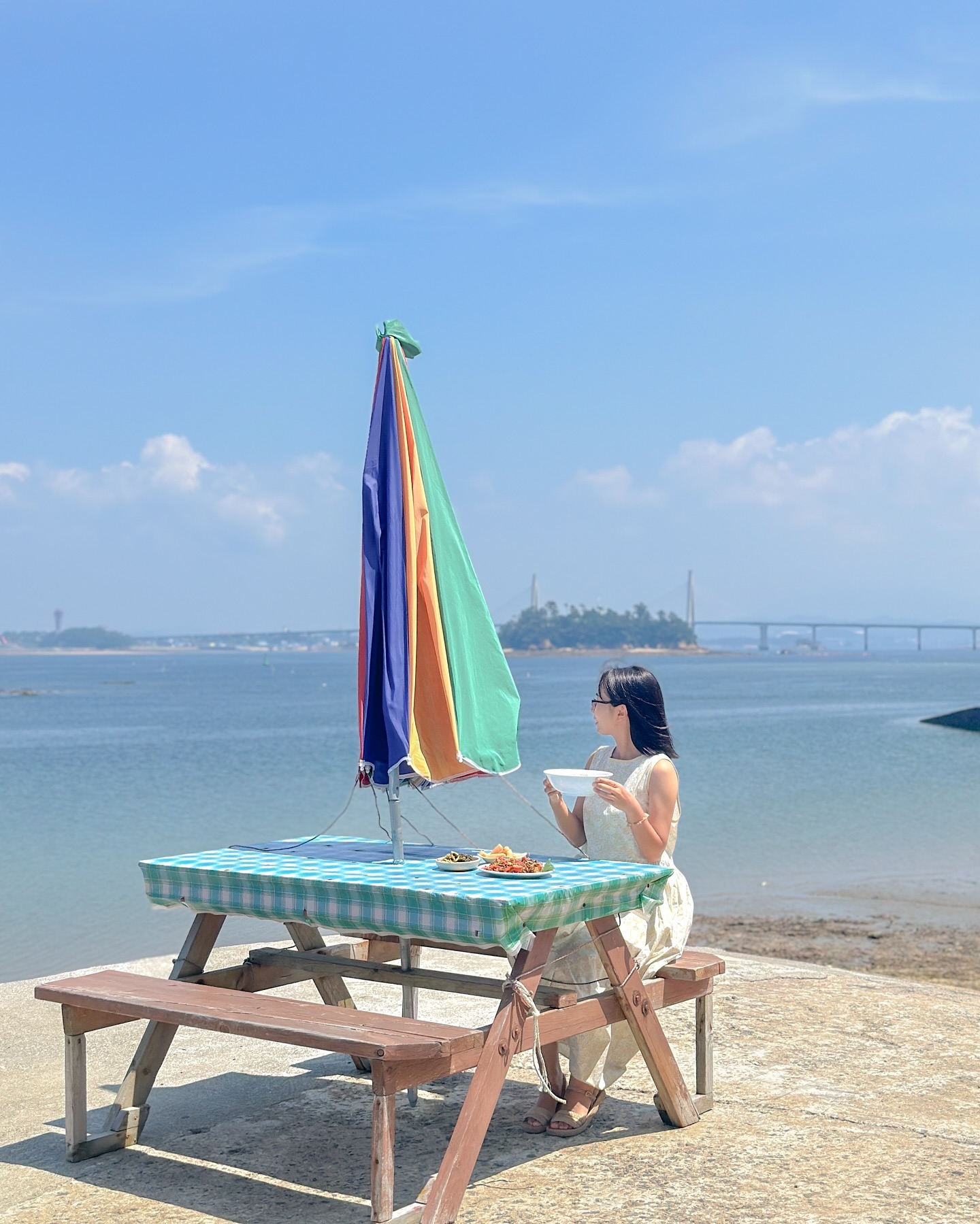 보령 원산도 바다 1열 뷰 맛집🌊🩵

작년에 다녀오고 너무 좋아서 올 여름에 또다시 방문한 보령 원산도 바다 1열 뷰 맛집 초전 부녀회 맛집.

여기는 어머님들이 소소하게 운영하시는 식당인데 뷰도 뷰지만 간재미무침에 잔치국수 조합이 진짜 미쳤어요..
작년에 여기서 간재미무침 처음 먹어봤는데 진짜 너무 맛있어서 올해 또 방문했답니다.

제가 방문한 날에는 바람이 진짜 너무 많이 불어 파라솔을 펼 수가 없어서 어쩔 수 없이 사진을 이렇게 찍었지만 바람이 좀 덜 부는 날에는 야외 테이블에서 파라솔도 펴고 먹을 수 있어요.
(파라솔 펴진 사진은 8-9번 작년 사진 참고해주세요!)

요기는 네이버 지도에도 따로 운영시간이 나와있지 않을만큼 운영시간이 유동적이라 사전에 미리 전화해보시고 방문하시는걸 추천드립니다!

작년에두 그렇구 올해도 이 더운 여름에 밖에서 사진 찍는다니까 어머님들이 플레이팅까지 해주시며 엄청 재밌어하셨어요ㅋㅋㅋㅋ
인스타에 먹는거 진짜 잘 안올리는 제가 또 방문할만큼 요기는 찐 추천드리고 싶은 맛집입니다🩵

🌊초전부녀회맛집
📍충남 보령시 원산도5길 89-27
☎️010-3432-6347
🚘주차공간 O

#보령맛집 #보령여행 #보령가볼만한곳 #보령카페 #원산도맛집 #초전부녀회맛집 #원산도카페 #원산도해수욕장 #원산도여행 #충남여행 #청주근교 #오션뷰식당 #오션뷰맛집 #제5회섬의날 #찾아가고싶은섬 #원산도 #행정안전부 #한국섬진흥원