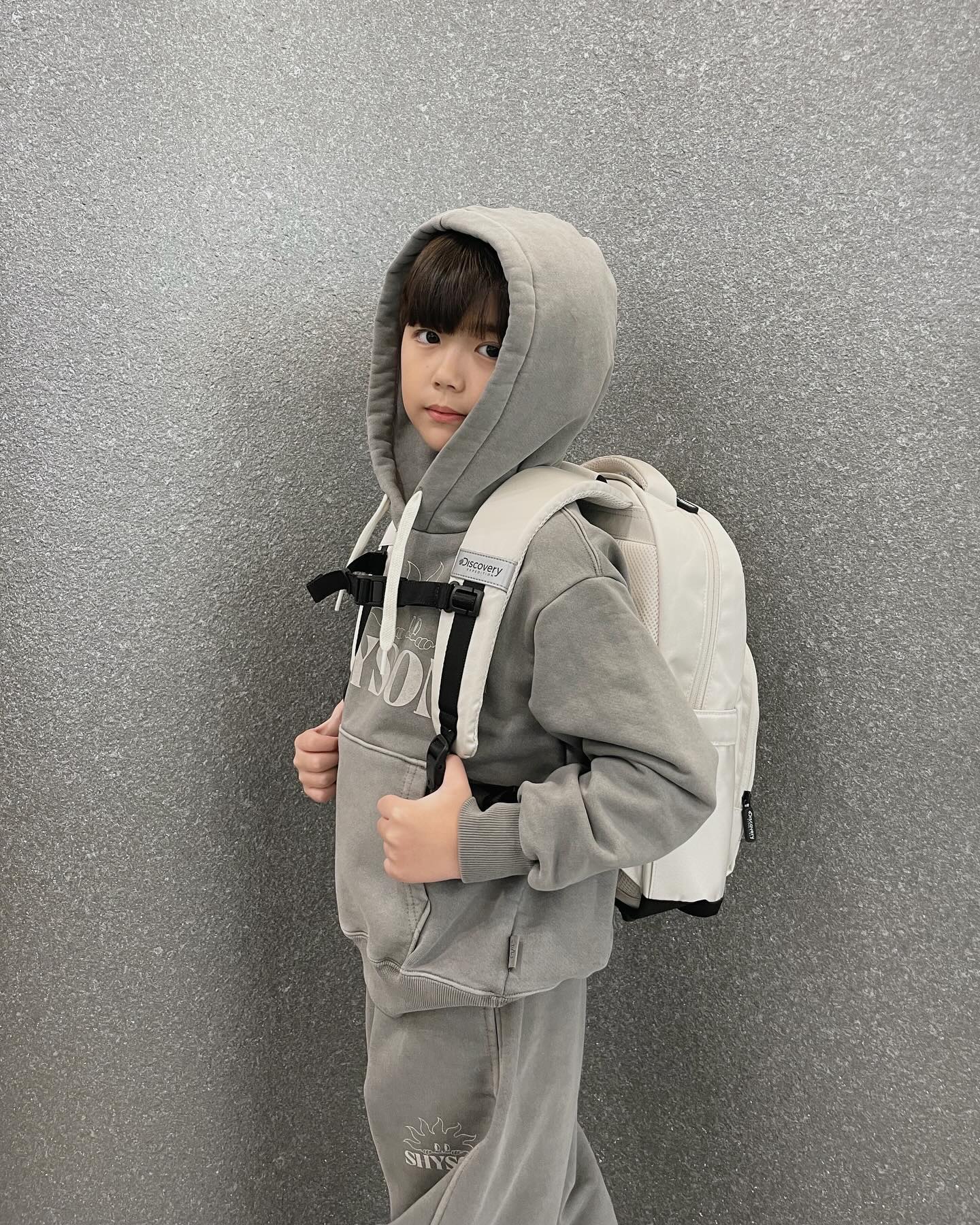 #광고 discoveryexpeditionkids_kr 

▫️디스커버리 <키즈 에센셜 저학년 책가방>

24년 디스커버리키즈 신학기책가방!
초등학교 저학년 가방으로 적합한 책가방 소개해요.
넉넉히 들어가는 책가방 외에 가볍게 들 수 있는 가방이에요.
학교가방이나 학원가방으로도 좋고
외출할 때나 캠핑, 스포츠활동 등 편한 가방.
15L 꽉 찬 설계로, 무게가 640g정도로 가벼워요.
등판에는 에어쿠션이 있어서 편안하게 받쳐주고
착용감이 좋답니다:) 컬러는 4컬러에요.

#리틀디스커버리 #디스커버리키즈 #디스커버리키즈가방 #디스커버리초등학생책가방 #초등학생책가방 #키즈책가방 #저학년책가방 #초등백팩 #키즈가방 #초등학교입학선물 #초등학교입학