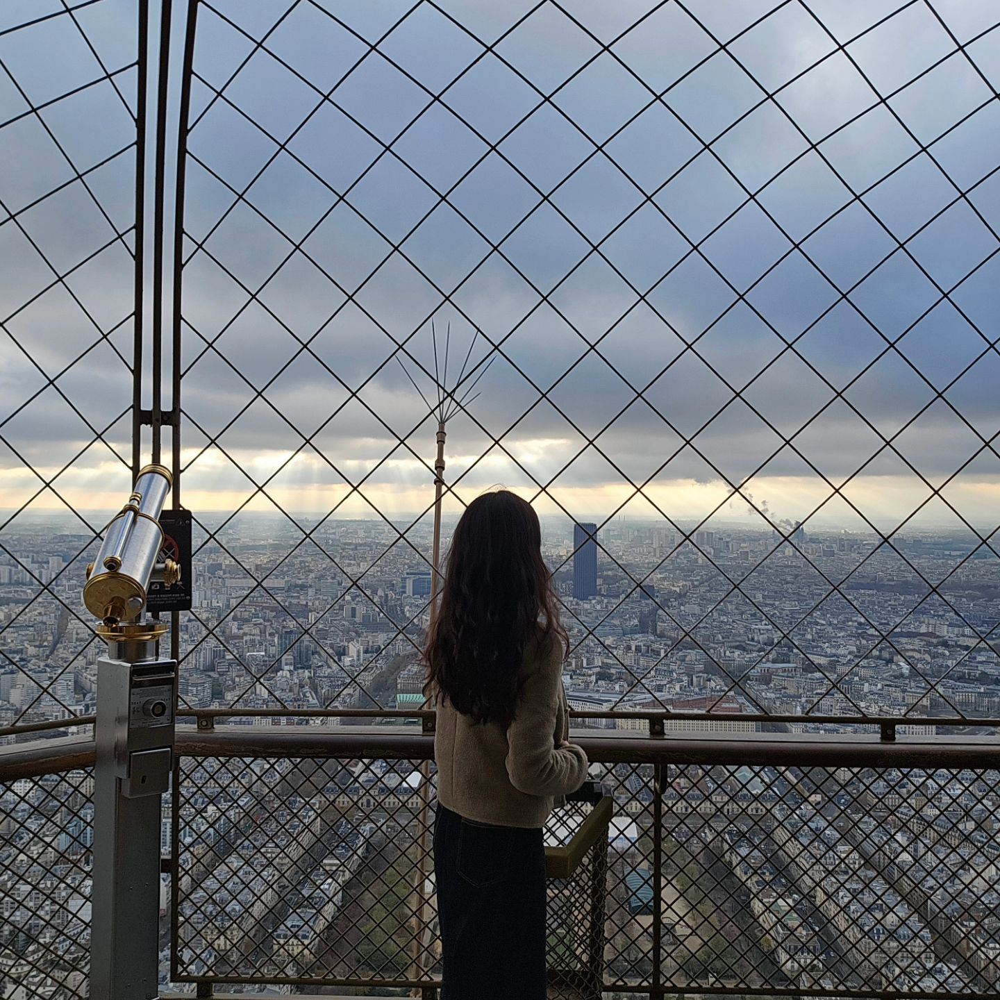 FRANCE PARIS 🇫🇷 
다섯번째의 기록

보는것도 이쁘지만 직접 올라가서 파리시내를 내려다 보는것도
훌륭했던 에펠탑

밤에올라갈까 아침에 올라갈까 고민하다가
결국 아침에 올라갔는데
아침이 사람없어서 강력추천

엘레베이터 타고 올라가는 길이 진짜 무서웠다
철근들로 얽히고 얽혀있는 에펠탑을 올라가는데
금방이라도 무너질거같은 그 느낌

에펠탑을 올라가야지만 파는 바게트빵인형과 크루아상빵인형을
안데리고 내려온게 엄청 후회되는 🥖🥐🥖🥐

#특파원우여사_프랑스 #파리여행 #프랑스여행 #paris #France #travelphotography #travelling #traveler #travel #eiffeltower #에펠탑
