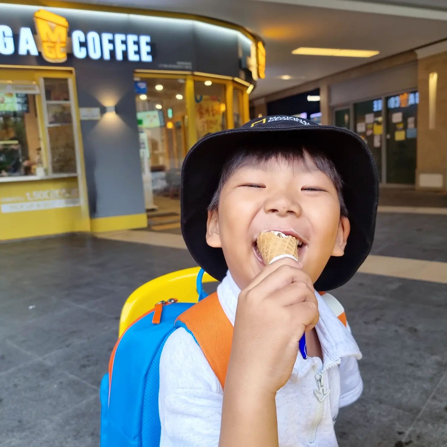 .
요즘 성장에 가속도가 붙는 느낌의 까까
연초와 비교해서 안팎으로 여물어가는 느낌이 들어
엄마 마음은 기특하면서도 아쉽고
 빠르게 지나가는 시간이 아까워죽겠어요
.
연초 아무것도 모르고 관심없던 새하얀 도화지같던 까까에게
여러가지 색깔이 스며들 듯 하나하나 습득해가는게 보이는 요즘
.
요즘은 숫자와 영어에 이어 드디어 한글에 관심을 보여주는 까까
혼자 몰래 글자도 써보고, 매일 도서관에 가서 책읽는 척도 하고
아직 학습보다는 혼자하는 자연스러운 습득이 즐거운 상태라
조금은 느긋한 마음으로 지켜보며 학습 시작시기를 고민하고 있어요
.
학습시작은 5돌이 되는 가을쯤 되지 않을까 싶은데...
빙글이와는 매우 다른 성향을 보이고 있어 여러가지 고민중이예요
첫번째도 두번째도  어렵기는 똑같네요
.
.
.
마냥 귀여운 둘째
너랑은 싸우기 싫다
엄마의 전투력과 체럭이 이미 바닥🤣
.
.
.
#알콩달콩빙글이네 #까까그램 #아들스타그램 #둘째스타그램 #워킹맘육아 #엄마표공부 #습득의시기 #아직은놀때 #실컷놀자 #놀면서자연스럽게배우기