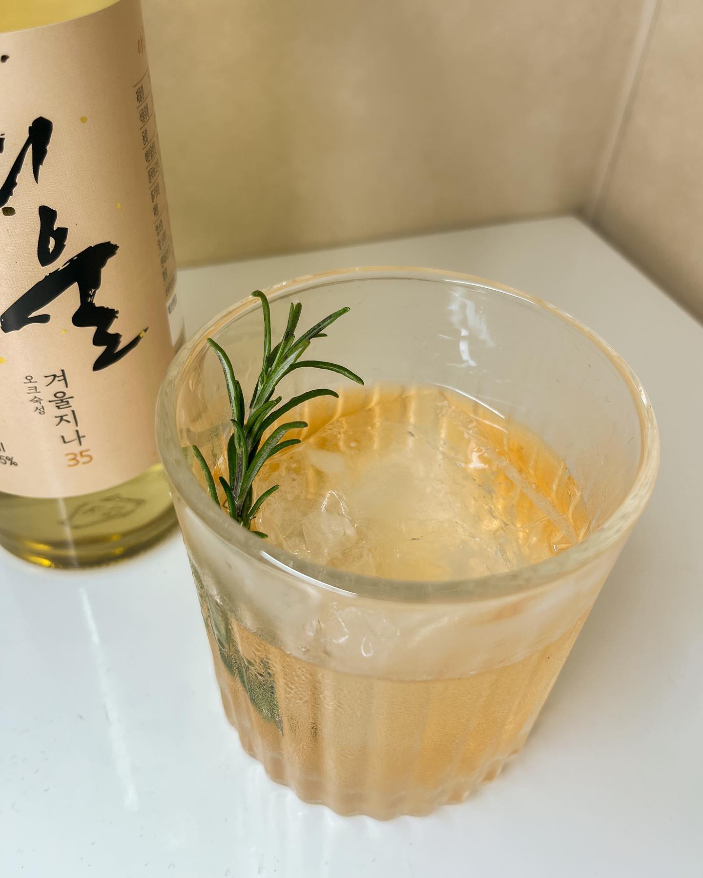 #오칵추 

📌늦겨울

얼음 조금
겨울지나 35: 1 3/4 oz(52.5ml)
가루 설탕(흑설탕 사용) 조금
앙고스투라 비터 2 Dashes
탄산수 10ml
레몬 필(optional) 
로즈마리(optional) 

비터스의 맛에 묻힐 거 라고 생각을 했지만 생각보다 겨울소주와 비터스가 잘 어울렸다.

📌겨울 유자 피즈

레몬 즙 : 1oz
겨울지나 35: 1 1/2 oz
유자청: 4 바스푼
탄산수: 4 oz
레몬 필(ontional)

탄산수와 레몬 필을 제외한 재료들을 얼음을 넣고 약 8초간 쉐이킹
칠링된 잔에 얼음을 넣고 쉐이킹한 것들을 더블 스트레인
레몬필을 잔위에 뿌려주면 완성

시원하고 달콤하다. 유자청과 겨울소주가 잘어울리는 것 같다. 종종 해먹을 것 같은 느낌