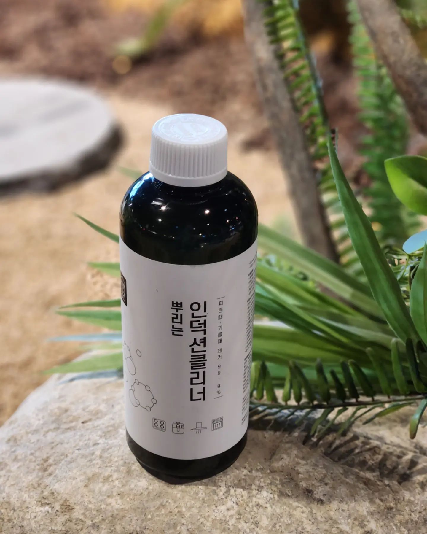 '업체로부터 제공받은 제품입니다'

-백색공간 인덕션 클리너

우리집은 인덕션과 하이라이트가 함께있는 하이브리드 제품인데
인덕션은 보호매트를 사용해서 항상 깨끗한데 하이라이트는 매트를 사용할수 없어서 자국이..🥲

백색공간 인덕션 클리너는 강한 세정력과 착한 성분으로 스크래치 걱정 없이 새것처럼 관리할 수 있다고 한다
인덕션 클리너지만 뛰어난 유화작용으로 눌러붙은 찌든 때도 부드럽게 지워져서 하이라이트나 에어프라이, 후드에도 사용가능함🥰

올리브와 아몬드에서 추출한 주 세정 성분이라 안전하고 자연유래 세정 성분이라 상판 손상 없이 부드럽게 오염을 제거해주어서 좋았다

또 안전인증은 물론 유해물질 무첨가라
아기있는 우리집도 안심하고 사용중!
.
100space.official
.
*제품 참조 링크 https://smartstore.naver.com/livingocean/products/8237159699?nt_source=cloudreview&nt_medium=exp&nt_detail=20230714
.
#인덕션클리너 #인덕션청소 #인덕션세제 #인덕션세정제 #찌든때클리너 #후드기름때제거 #에어프라이어청소 #하이라이트청소 #기름때제거제 #주방기름때제거 #기름때클리너  #기름때제거 #가스렌지청소 #주방청소 #가스레인지청소