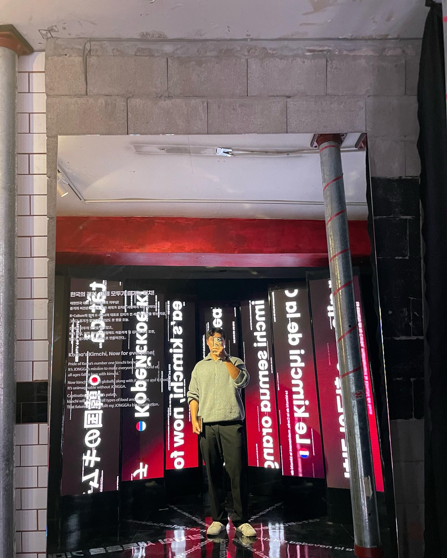 #광고

우리가 어떤 민족입니까! 밥상에 한번도 빠진적이없는 김치 오늘은 대한민국을 넘어 전 세계 No.1 김치브랜드 #종가 팝업을 다녀왔습니다!

종가에서 #김치블라스트서울2023 팝업을 10월 15일까지 진행한다고 해요!
김치 팝업이라고 하면 보통 김치의 역사 뭐 효능 전통 이런것만 보다보니
조금 지루하지 않을까 했는데 너무 재밌고 시각적으로 보는맛이 있더라구요!

팝업 내 다양한 존에서 경험해볼 수 있는 김치의 역동적이고 즐거운 변화들을 중점적으로 그 변화를 리드하는 주체가 대한민국 대표김치 브랜드 종가입니다😤
이번 팝업의 컨셉은 '김치 해체주의'에 입각한 역동적인 영상이 김치 세계화 LED기둥을 통해 송출되는데
시선을 사로잡더라구요!🤩

자 눈을 사로잡은 후엔 바로 입을 사로잡아야겠죠?!😜
오로지 김치 블라스트 서울 2023에서한 맛 볼 수 있는 해체와 재구성을 통해 탄생한 특급 셰프의 특별메뉴도 먹고왔는데요!
이걸 먹는건가 싶을정도로 너무 예쁜 플레이팅과 김치와의 조합이 먼저 눈길을 사로잡은 종가 백김치 황금타르트
우리에게 익숙한 된장소스와 계란 베이스의 리조또에 종가 배추김치와 열무김치가 더해진 아란치니
김치 캬라멜과 LBM 시그니쳐크림의 환상 콜라보 종가 김치케이크
우리에게 익숙한 소시지, 치킨, 감자튀김에 HOXY?KIMCHI! 파우더를 더한 종가 일상꼬치 까지
김치의 변신은 끝이없다는걸 깨닫고 왔어요!
📌김치 파우더는 꼭 드셔보시길 바래요!(꼬치에 뿌려먹어도 너무 맛있어요!)

종가가 브랜드로서 그동안 걸어온 시간과 앞으로 나아갈 새로운 방향을 이야기하고자, 종가의 새로운 앰버서더 '호시'와 함께 매니페스토 필름을 공개하였는데요
매니페스토 필름을 통해, 종가는 전세계, 모든 세대의 사랑받는 김치 브랜드로서의 비전을 선포하고 새로운 시대를 이끌어 나간다고해요
대한민국을 넘어 이젠 전 세계로 뻗어나가는 종가
김치에 대한 본질을 지키고, 다양한 상상으로 변화를 시도하는것
글로벌 대표 김치 브랜드 종가가 나아가는 길을 응원합니다!💪

#혹시김치 #성수팝업 #대한민국대표김치 #대한민국1등김치 #글로벌김치 #종가김치 #김치의또다른이름  #JONGGA #KFOOD #JONGGAKIMCHI #성수핫플 #김치 #종가집리브랜딩 #성수가볼만한곳 #김치팝업 #리틀바잇모어 #성수디저트