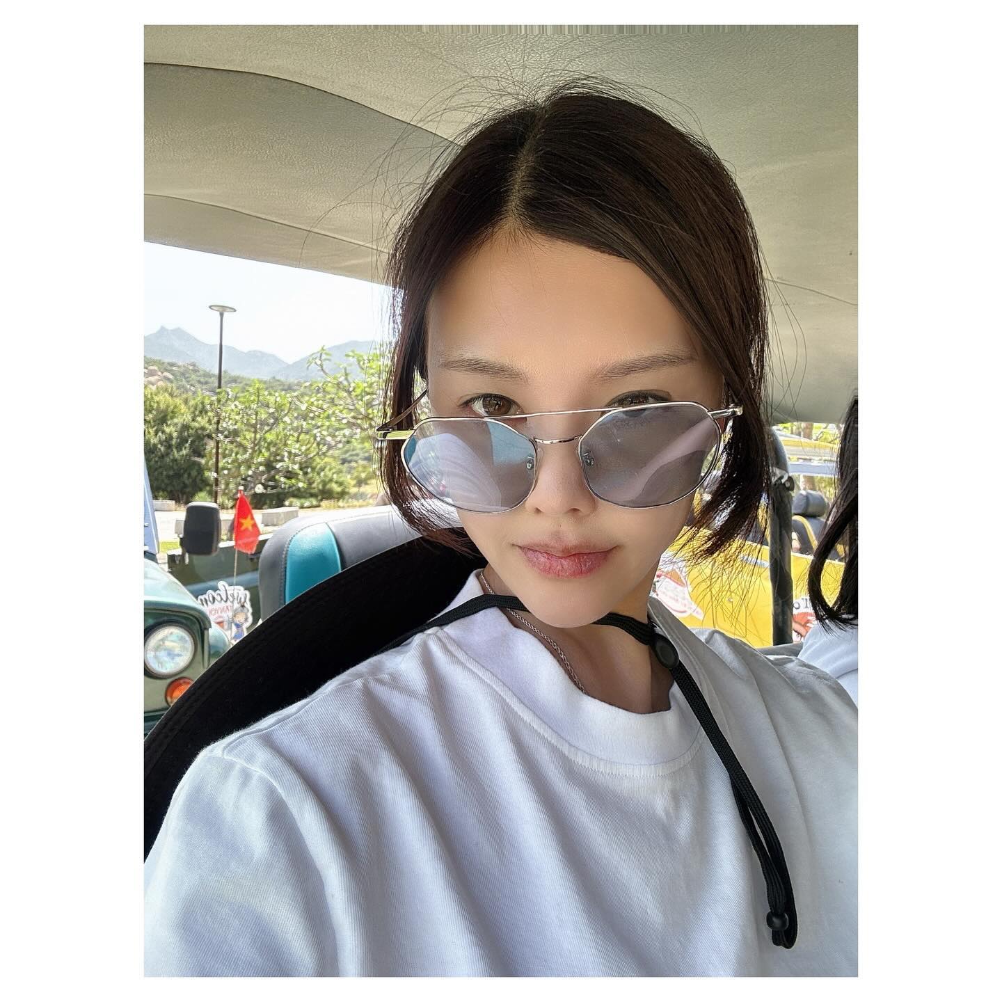 ⠀
진짜 흥미진진 사막투어🏝️🐫🛻
맨발에 모래는 보들보들☺️
이세상 혼자같은 사진건지기 쵝오👍🏻
색다른 경험😁
호텔셩장이나 해변가에서 띵가띵가랑🙄
돈까지 내가며 차타고 한참가서,
모랫바람을 뒤집어쓰고 올까🤔
실컷 고민하다가🫣
돈들여 고생하는쪽으로다가🤭
역시나 후회는 없음🤗
못먹어도 go라믄서??😜
어쩌다보니,
가장 기억에남는 추억이 될듯😚
드넓은 모래사장은 장관이였음👍🏻👍🏻👍🏻
.
.
#여행사진 #여행에미치다 #지금은여행중✈️ #해외여행 #여행중독 #베트남여행 #나트랑여행 #판랑사막투어 #나트랑도깨비투어 #지상낙원 #천상천하유아독존 #일상기록📷 #소통