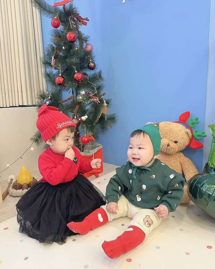 👶🏻👧🏻
다산 아로하 워터파티룸에서 은성❤️해나 데이트했데요🙈
aroha_water 

10장으로는 아쉬운 그날의 기록!
12개월 은성이 또래 칭구들 소규모 모임하기 넘 좋은 것 같아요🫶🏻
아기자기한 크리스마스 포토존도 있구 
외부 음식 반입 가능👍🏻
물 온도랑 높이를 엄마가 직접 조절할 수 있다는게 젤 좋았던!
1차로 수영하고 까까먹고 놀다가 2차 수영 한 번 더 하구😎
차 타자마자 기절해서 집 도착 할 때까지 푹 잤다구요!

우리애기들 제대로 앉지도 못 할 때 처음 만났는데 언제 일케 돌 지나서 걸어다니고있는지🥹 기특기특!

은성이네 집이랑 가까운 의정부에 2호점인 아로하 포레스트가 오픈했던데 다음엔 거기를 가봐야겠어요!!! 칭구들아 모이쟈💕
.
#다산키즈카페 #다산아로하워터파티룸 #다산워터룸 #호랑이띠아기 #돌끝맘 #육아스타그램