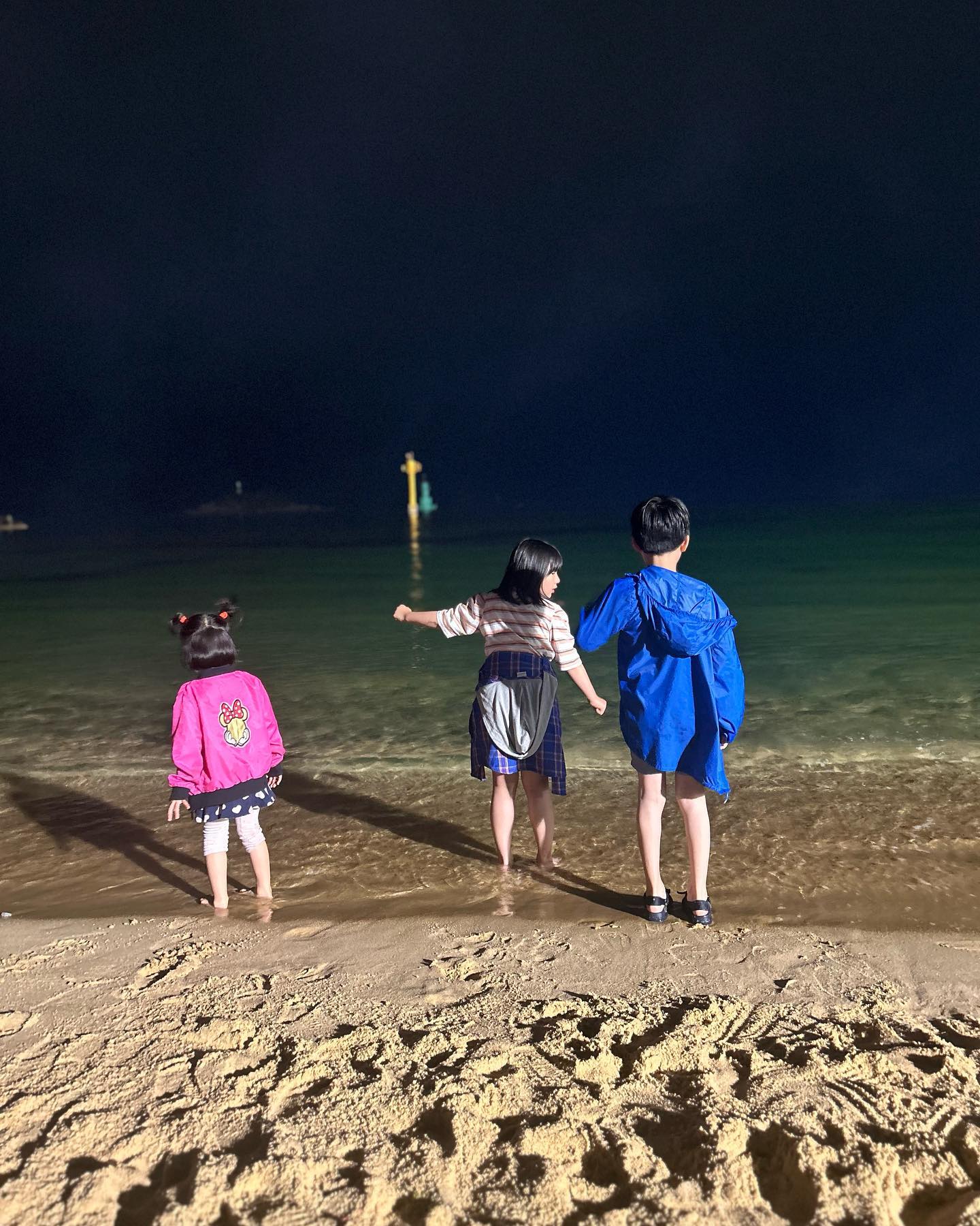 #20230526 #20230527 #삼남매여행 #강원도속초 #속초해수욕장 #속초중앙시장 #강원도는처음 #운전만2일동안13시간 #비오는날여행 #바닷가 #모래놀이 #여행기록

정말 오랜만에 다녀온 여행 ❤
비와서 너무 아쉬웠지만 ㅠㅠ 그래도 바다보니 아이들도 너무 좋아했다😀
오랜시간 운전하느라 오빠는 고생했고,
애들은 실컷 놀지 못해 아쉬웠고ㅠㅠ
막내 감기만 아니였으면 비맞으면서 모래놀이도 하게 해주고 했을텐데 ㅠ 

당일치기 계획했다가 교통체증으로 도착한 시간이 저녁때라 급하게 찜질방에서 숙박을 ㅋㅋㅋ

첫날 밤바다 보면서 잠깐 놀고 돌아오는 날 바닷가 갔는데 안개가 너무 많아서 앞도 보이질 않더라는...

그래도 모래놀이 하고 싶다하길래 우산 들어주고 잠깐이나마 놀게 해줬다 :)
다음에는 날씨 좋을때 기차타고 가보자고 약속하고 여름휴가때는 계곡 다녀오기로 했다 ❤