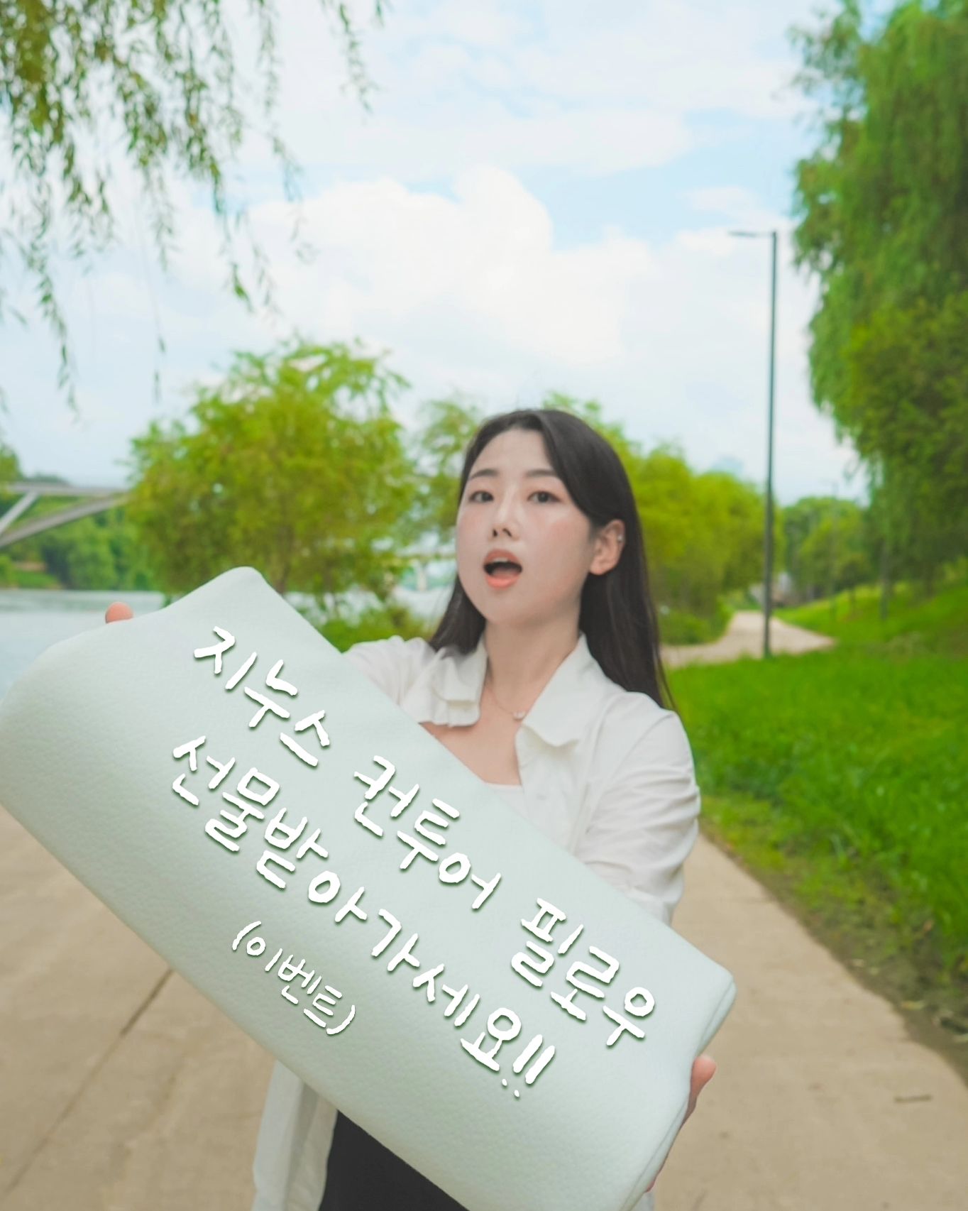 ⬇️야심한시각 이벤트를 가져왔어요🌛
여러분에게 드릴 선물을 준비했어요🎁

🔸️제공상품
지누스 컨투어 필로우 2pack

컨투어필로우는 기분이 상쾌해지는
그린컬러여서 예쁘고 부드러운 질감의
삼중직 니트 커버이며 커버 세탁도
가능해서 깨끗하게 사용할수있어요!

그리고 녹차 추출물과 천연 목탄 입자가
함유되어 박테리아와 곰팡이의 성장을 억제하고
습도 조절도 가능한 컨투어 필로우를 선물드립니다~

🔸️총 5분 추첨을 통해 드립니다!

🔸️참여방법
 1. 게시글 좋아요 + yoojinnygo 팔로우 해주세요
 2. 팔로우 후 @친구태그 + 참여완료 댓글 남기면 이벤트 참여완료입니다

🔸️확률UP하는 방법
(선택사항) 스토리 공유시 추첨 명단에 한번 더 추가! 스토리 공유시 yoojinnygo 계정 태그를 꼭 해주세요 그래야 확인이 가능합니다!

🔸️이벤트 진행기간
기간 : 8/20(화)~8/24(토) 자정 마감 
발표 : 8/25(일) 발표

🔸️이벤트 외 지누스 전상품 20%할인 쿠폰코드 알려드릴게요
할인코드 : yoojinnygo2
🔸️할인코드 사용방법
1.지누스 공식홈페이지
2.로그인
3.마이페이지
4.쿠폰/적립금
5.yoojinnygo2 입력 발급!
8/31까지 ❤️
___________________

[ 이벤트 제품정보]
zinus_korea
🤍컨투어 필로우 2pack 
___________________

yoojinnygo 
yoojinnygo
yoojinnygo

#매드리스 #배게 #퀸사이즈침대 #필로우 #지누스매트리스 #침대추천 #가성비 #매트리스  #아이방꾸미기 #퀸사이즈  #침대추천 #방꾸미기  #침실바꾸기