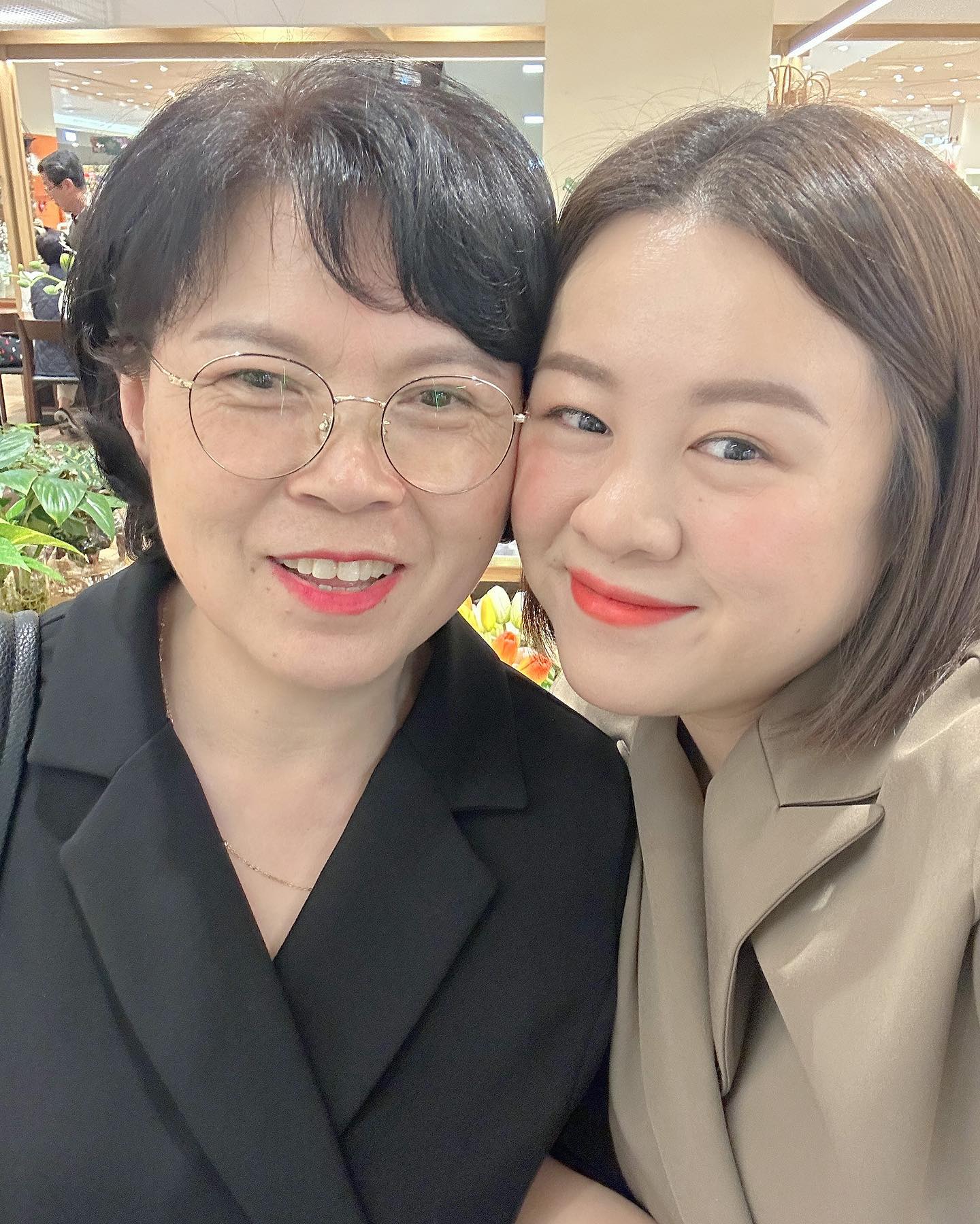 “어머님!! 여기 꽃이 너무 예뻐요!! 우리 사진 찍어요!!”

근데 꽃은 하나도 안보이게 찍음😂
사실은 어머님이 꽃이였따구~~😘

살아갈수록 점점 더 그냥
아무 이유없이 좋아지는 내 시어머니☺️

사실 걍 막 엄마라고 부름😋
앞에서 아무리 까불까불해두
다 예쁘다고 우리 며느리가 최고라고 해주시는💕

어머님은 따로 살자고 하시는데
내가 맨날 같이 살자고!!
부동산도 막 혼자 보고댕김ㅋㅋㅋㅋㅋ

어머님은 내꼬야 ❤️‍🔥❤️‍🔥
김하연의 족쇄에 걸려부려쏘~~~🫨

#내사랑시어머니랑💕