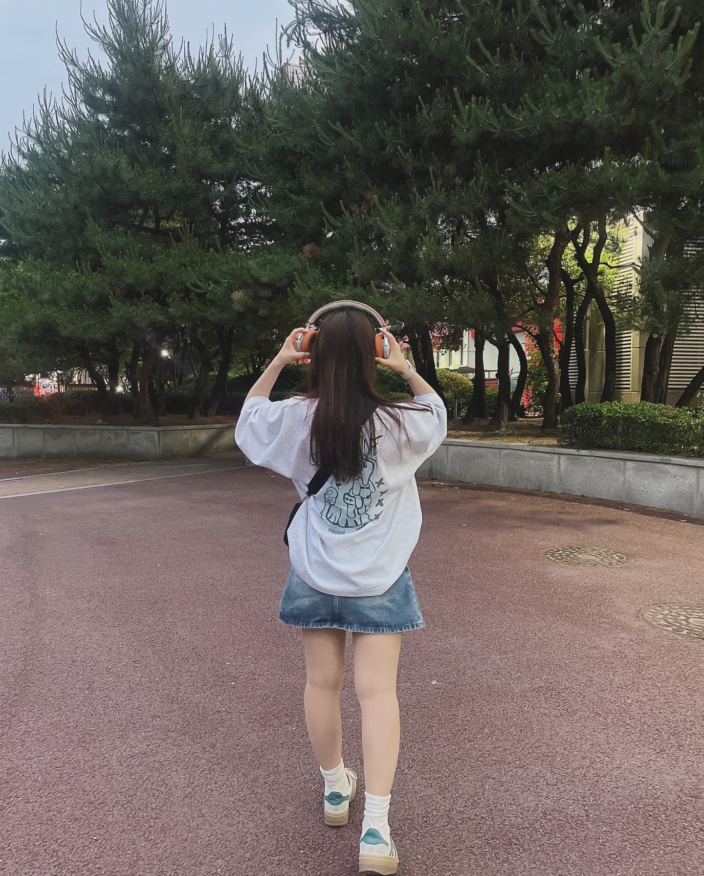 회사가 너무 추워서 경량 패딩을 가져가야하나 
심각하게 고민중입니다 🥹

#여름코디#비오는날코디#오버핏반팔#오버핏코디#키작녀데일리룩