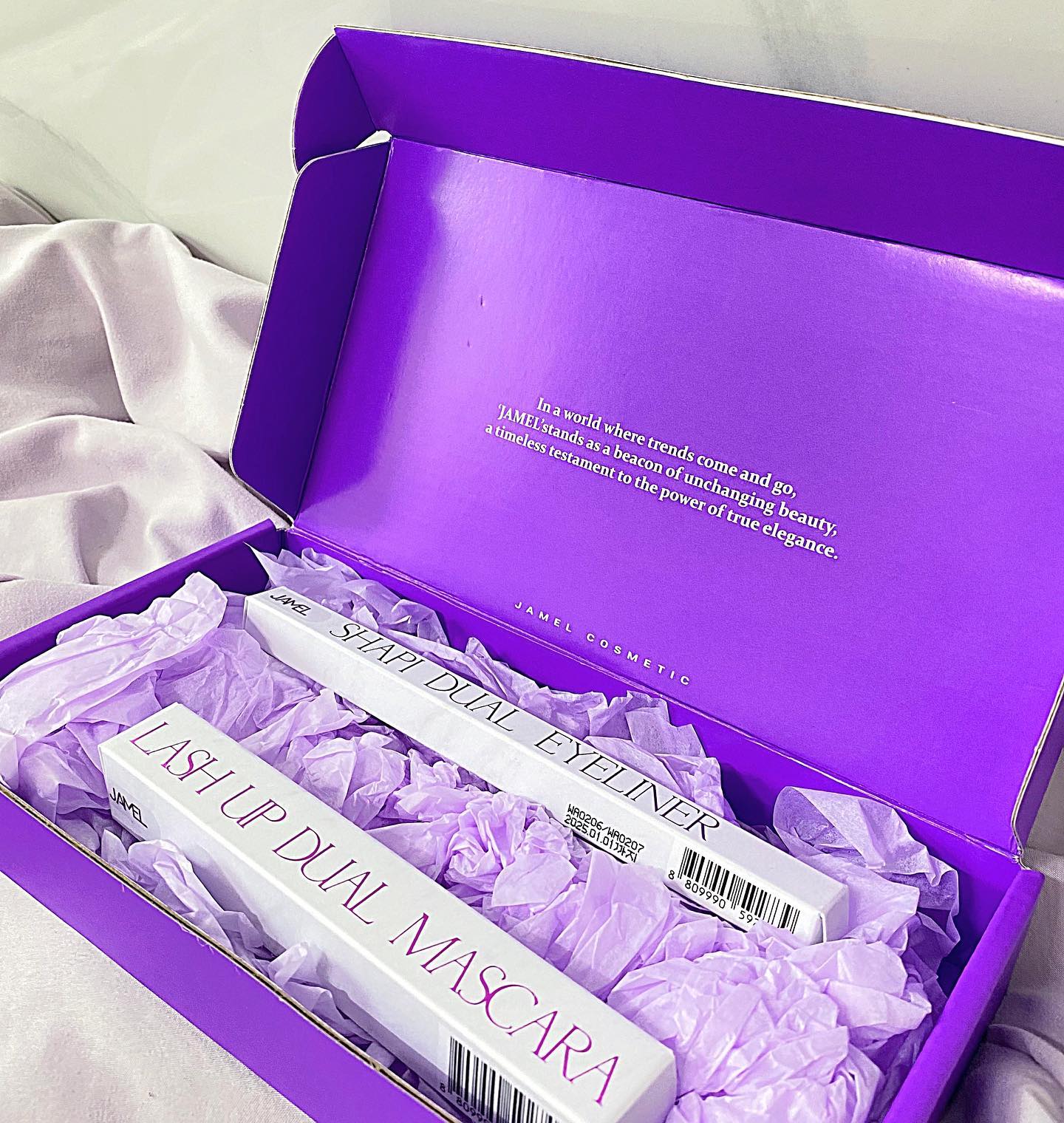 #제품협찬
jamel_cosmetic
🏷️래쉬업 듀얼 마스카라
🏷️샤피 듀얼 아이라이너

자멜 코스메틱으로부터 마스카라와 아이라이너를 제공받았는데요! 실제로 사용해보니 엄청 편리하고 발색도 좋더라구요! 패키지도 너무 예쁘지 않나요?💜

자멜 코스메틱 제품은 올해 5월 와디즈 펀딩으로 런칭 한다고 해요! 

무쌍이라 마스카라를 안하면 눈 화장을 해도 한 것 같지 않더라구요,,,그래서 저에겐 마스카라가 필수템인데요! 

특히나 저는 아이브로우도 듀얼로 되어있는 제품을 선호하다보니 이번 자멜 듀얼 마스카라와 아이라이너 제품이 괜찮다고 생각했어요! 

제품 하나로 다 해결할 수 있는 장점이 있는 것 같아요 

일단 발색은 너무 좋더라구요! 특히 젤 펜슬라이너는 한번만 쓰윽 발라줘도 발색이 너무 좋아서 여러번 덧 그릴 필요가 없었고, 그리기도 간편했습니다! 

리퀴드도 마찬가지로 발색이 너무 좋았고 얇게 혹은 두껍게 바를 수 있는 타입이더라구요

마스카라는 픽서와 마스카라가 듀얼로 되어있는데 먼저 픽서 사용 후 마스카라를 사용했을 때 속눈썹이 연장되고, 볼륨이 생기더라구요! 

제 속눈썹은 힘이 없고 군데군데 가닥 나있는 게 많아 신경이 많이 쓰이던 중 하나였어요 

그런데 이 제품은 동시에 해결해주더라구요! 
저와 같이 속눈썹이 쳐저 있거나 길이가 애매하신 분들에게 잘 맞는 제품인 것 같아요☺️ 

픽서와 마스카라를 바를때에 뭉침 현상이 있잖아요? 이 제품은 브러쉬를 열때 양이 조절이 되고 바를 때에도 군데 군데 바를 수 있어서 좋은 제품이에요,,, 추천드립니다💜

#쟈멜 #JAMEL #마스카라 #아이라이너 #듀얼마스카라 #듀얼아이라이너 #마스카라추천 #컬링마스카라 #볼륨마스카라 #워터프루프아이라이너 #아름다움의본질 #아이메이크업 #데일리메이크업 #롱래쉬컬링 #볼륨컬링 #속눈썹
